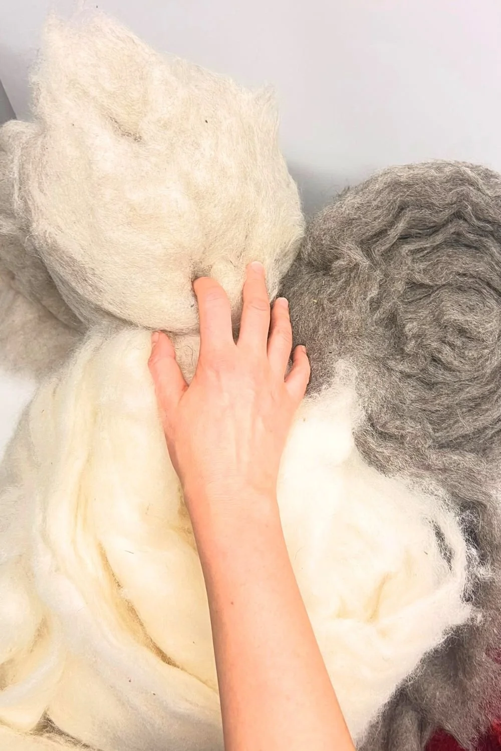 feltforma-raw-undyed-wool-fiber-hand-touch