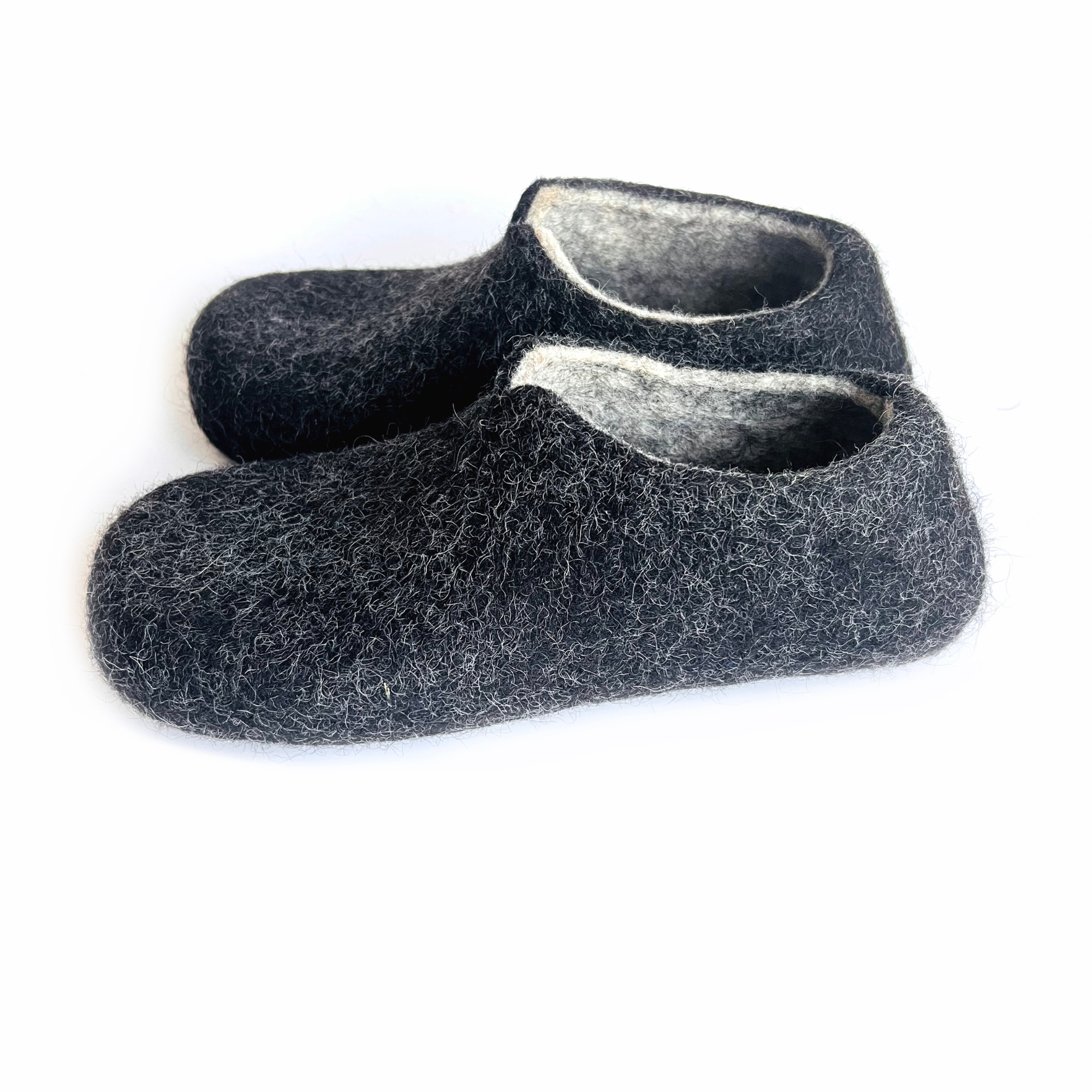 Charcoal gray wool slippers for women with wide fit option, crafted from organic Tyrolean wool. Ideal for cold floors, warm evenings, and sustainable barefoot comfort.