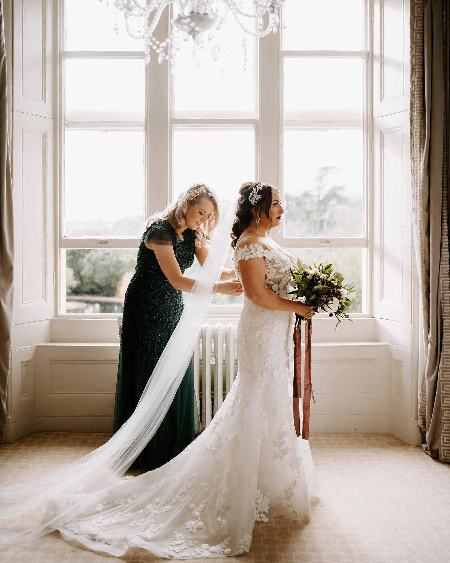 Winter weddings have my heart🤍🎆
Venue - @clevedonhall 
#winterweddings #weddinginsperation #weddinginspo #weddingphotographercardiff #weddingphotographysouthwales #weddingphotographersouthwales #weddingphotographerclevedonehall #weddingphotograph