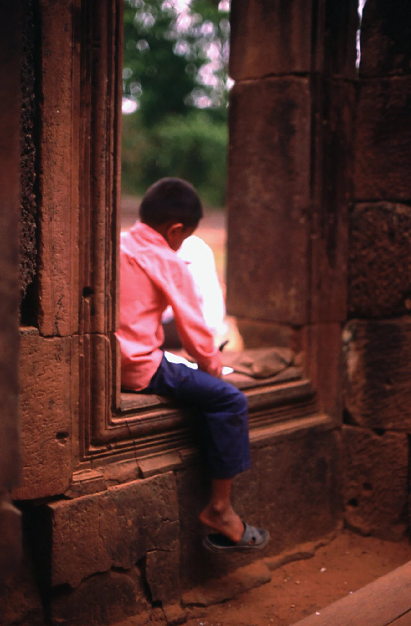 Boy in a window, Loas
