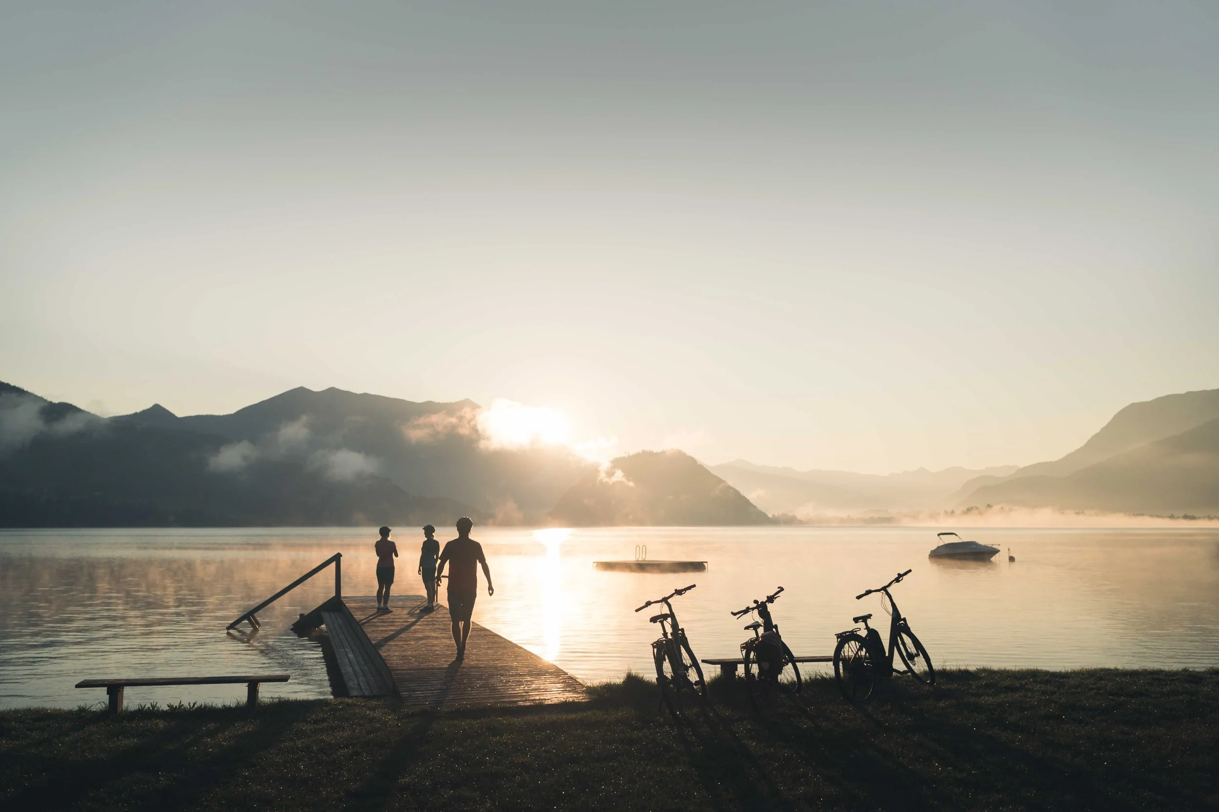StegGschwendtRadlerSonnenuntergang_OberoesterreichTourismusWolfgangseeMoritzAblinger.jpg