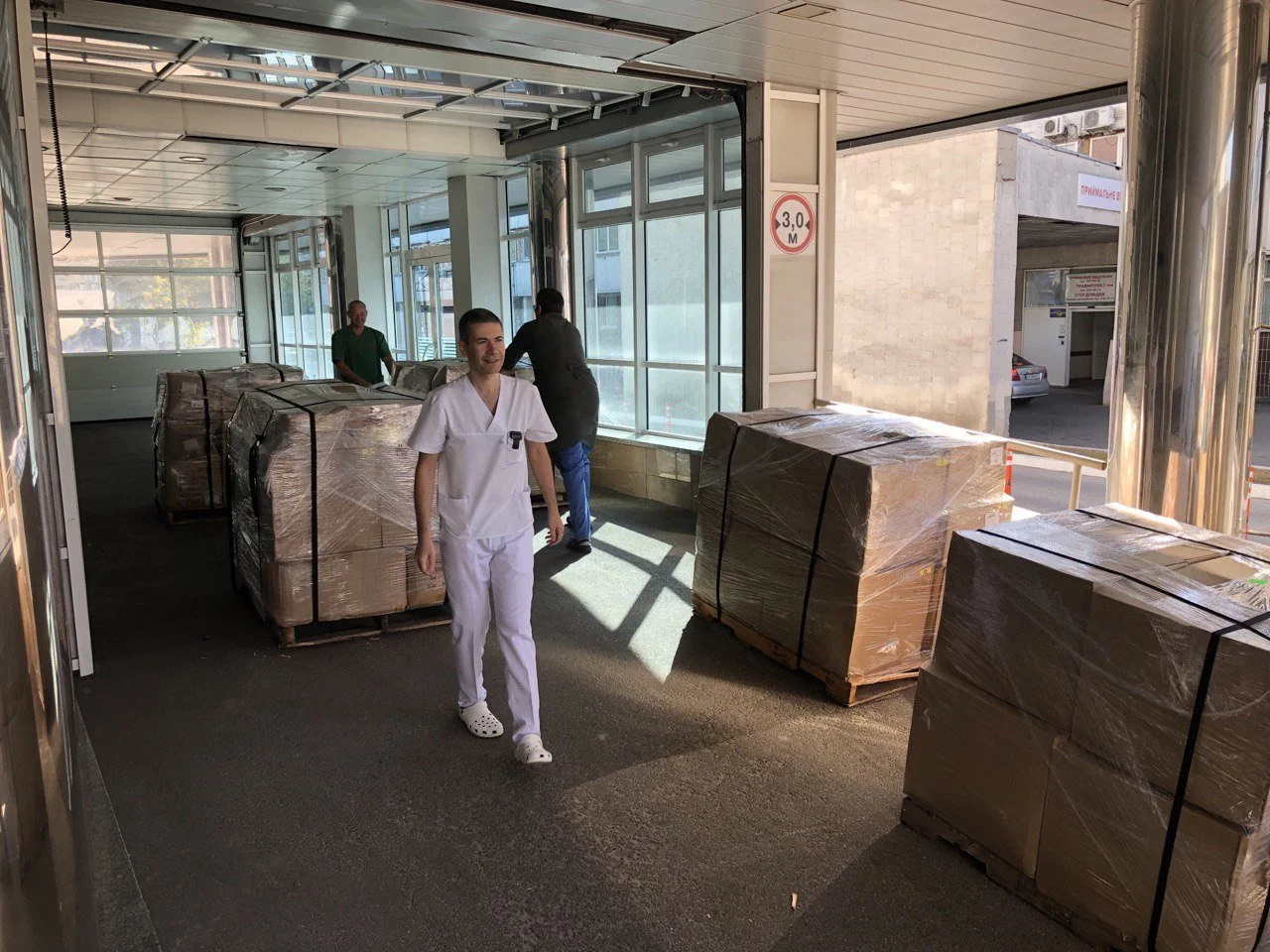 Heart+Institute+staff+placing+pallets+out+for+unloading+into+the+hospital.jpeg