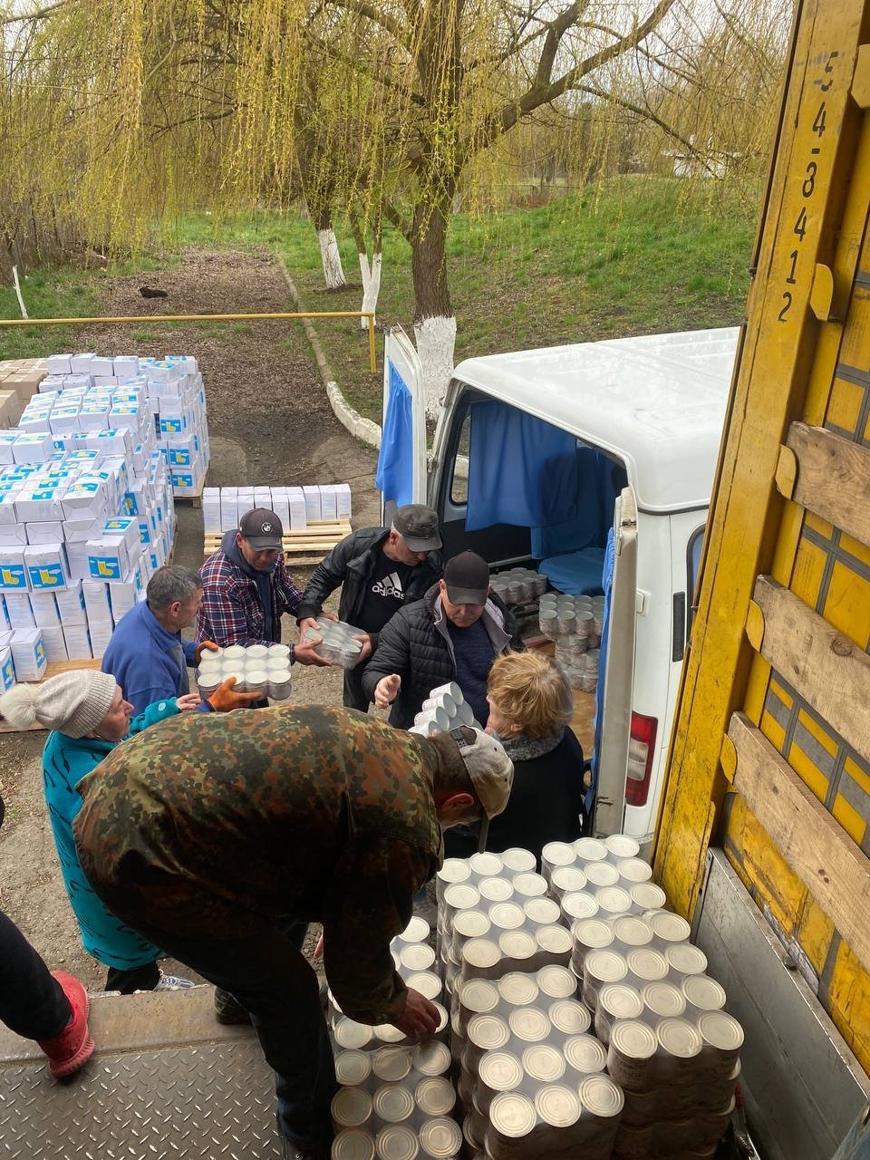 Unloading+canned+goods_Chernivtsi.jpeg