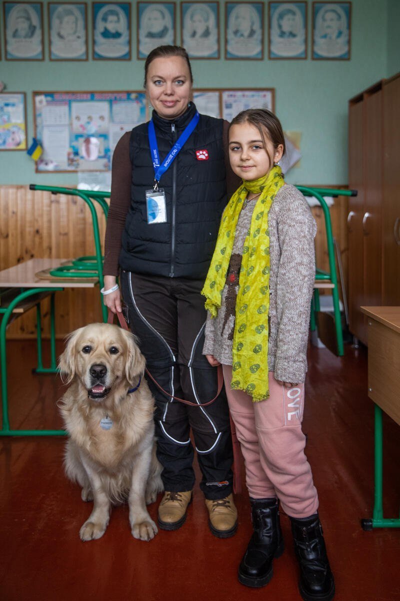 Child,+specialist+and+animal+therapy+dog.jpeg