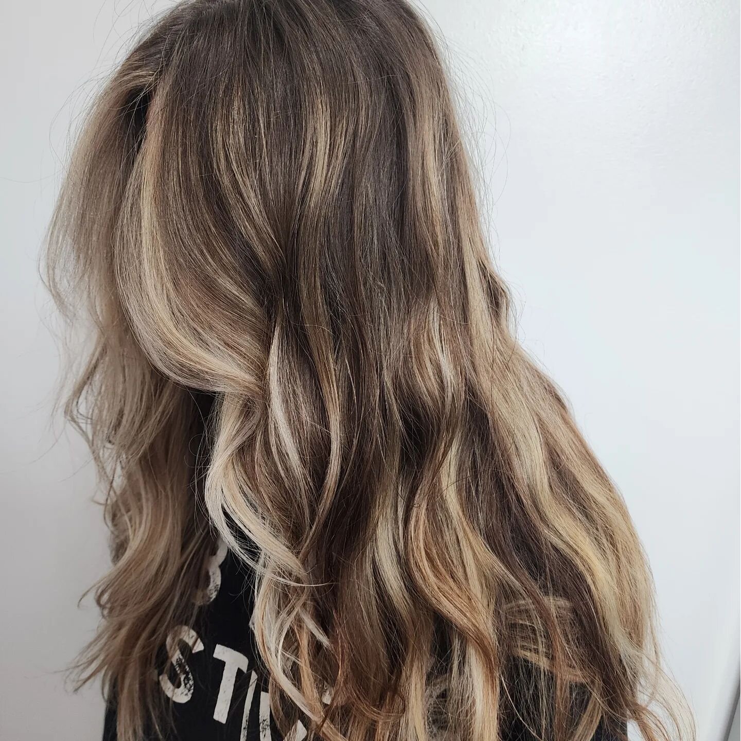 The question I would always ask my blonding classes is: "If you had to teach another person the basics on how to highlight hair, how would you do so?"
...truth be told, highlighting is not basic. Like at all. Let me explain
.
.You have to b