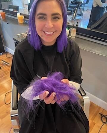 How does a professional hairstylist decide where to cut off your hair when you say " take off whatever will make it haelthy"??
.
.
I first look to see how far up split ends go. If you don't cut high enough to get the split ends off then you