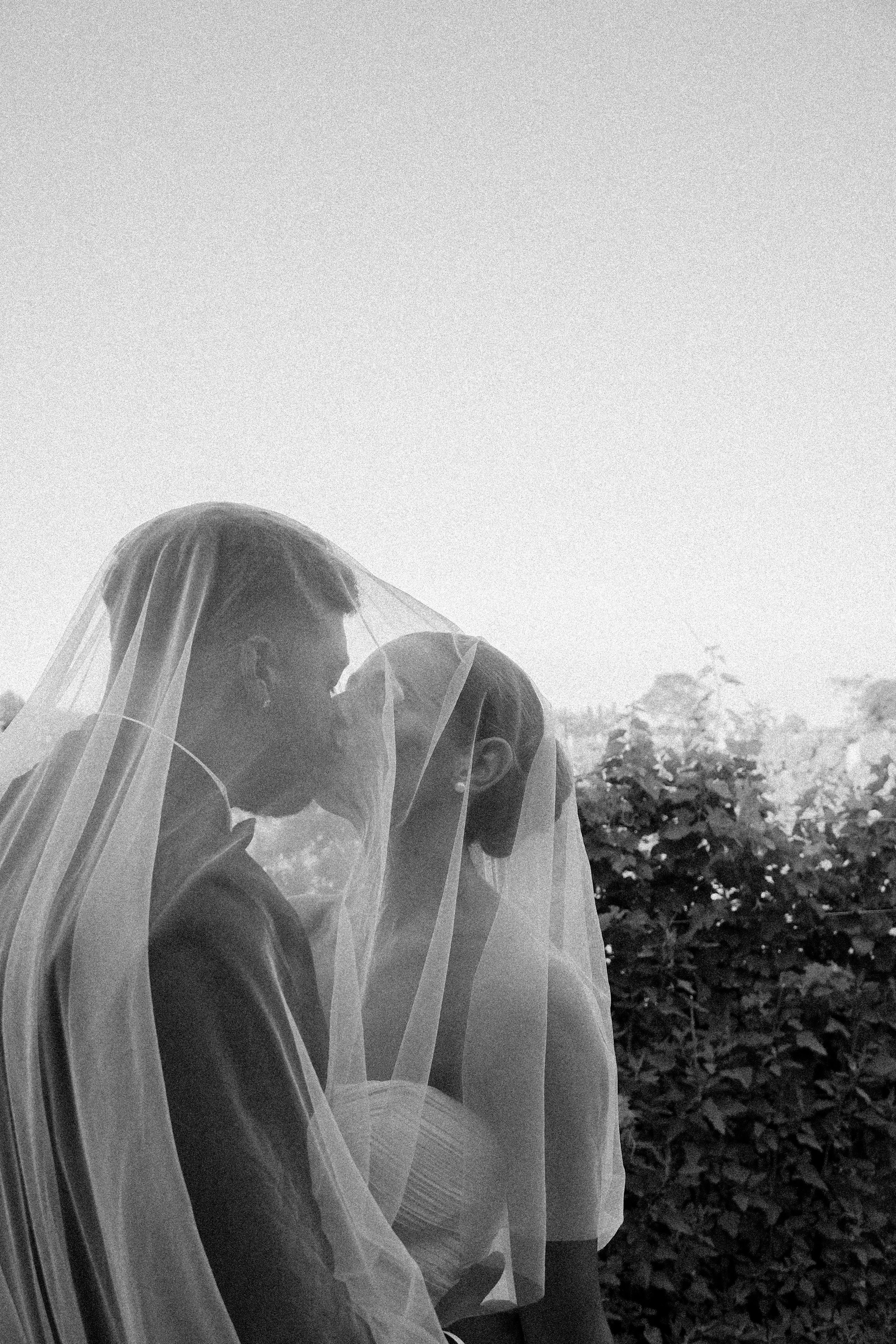 Bride Groom Vineyard BW 15.jpg