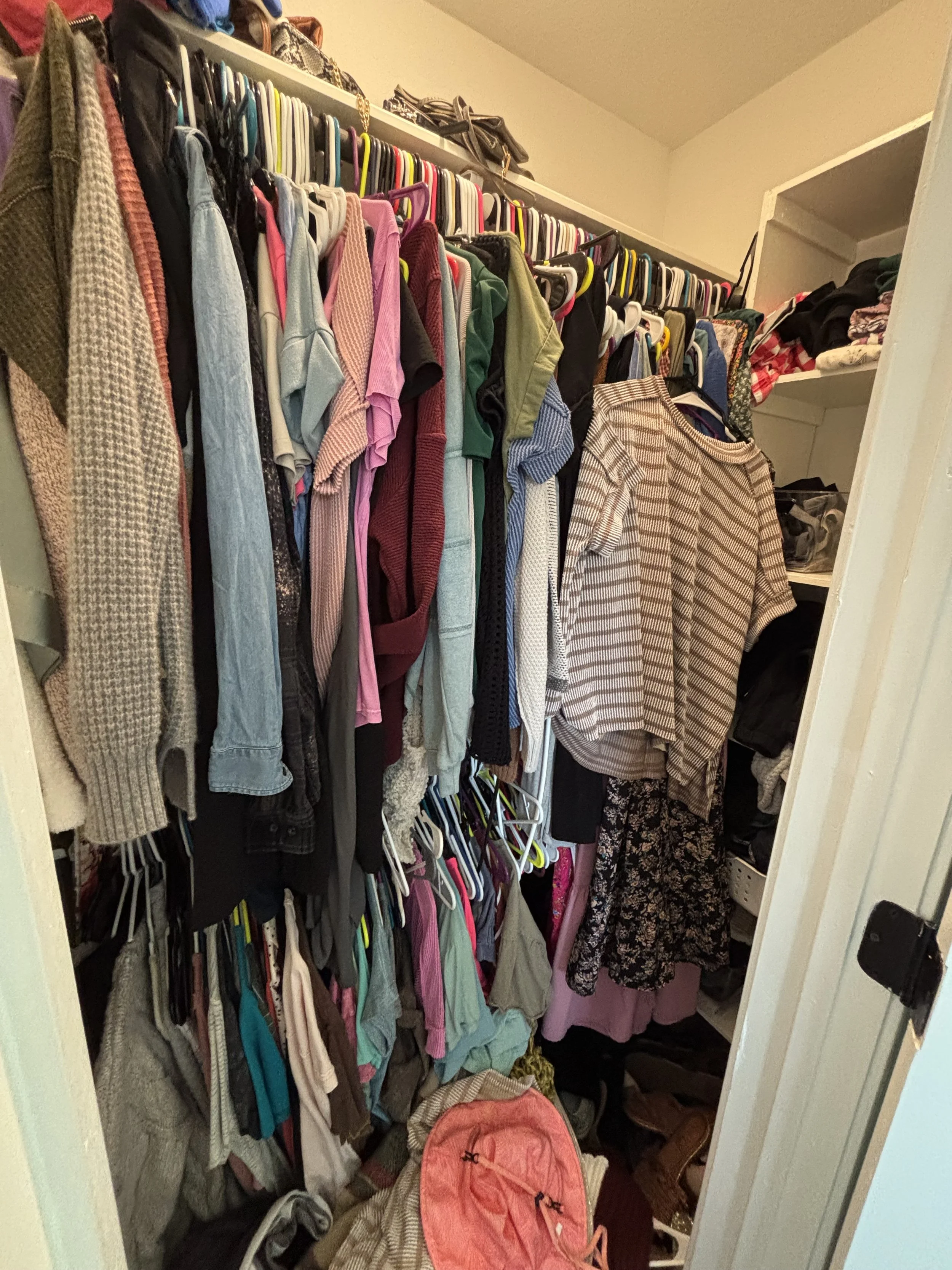 The key to an organized closet starts with decluttering. We sorted through clothing, shoes, and accessories, removed items that were no longer needed, and created functional zones for everything that remained. The result is a closet that is easier to