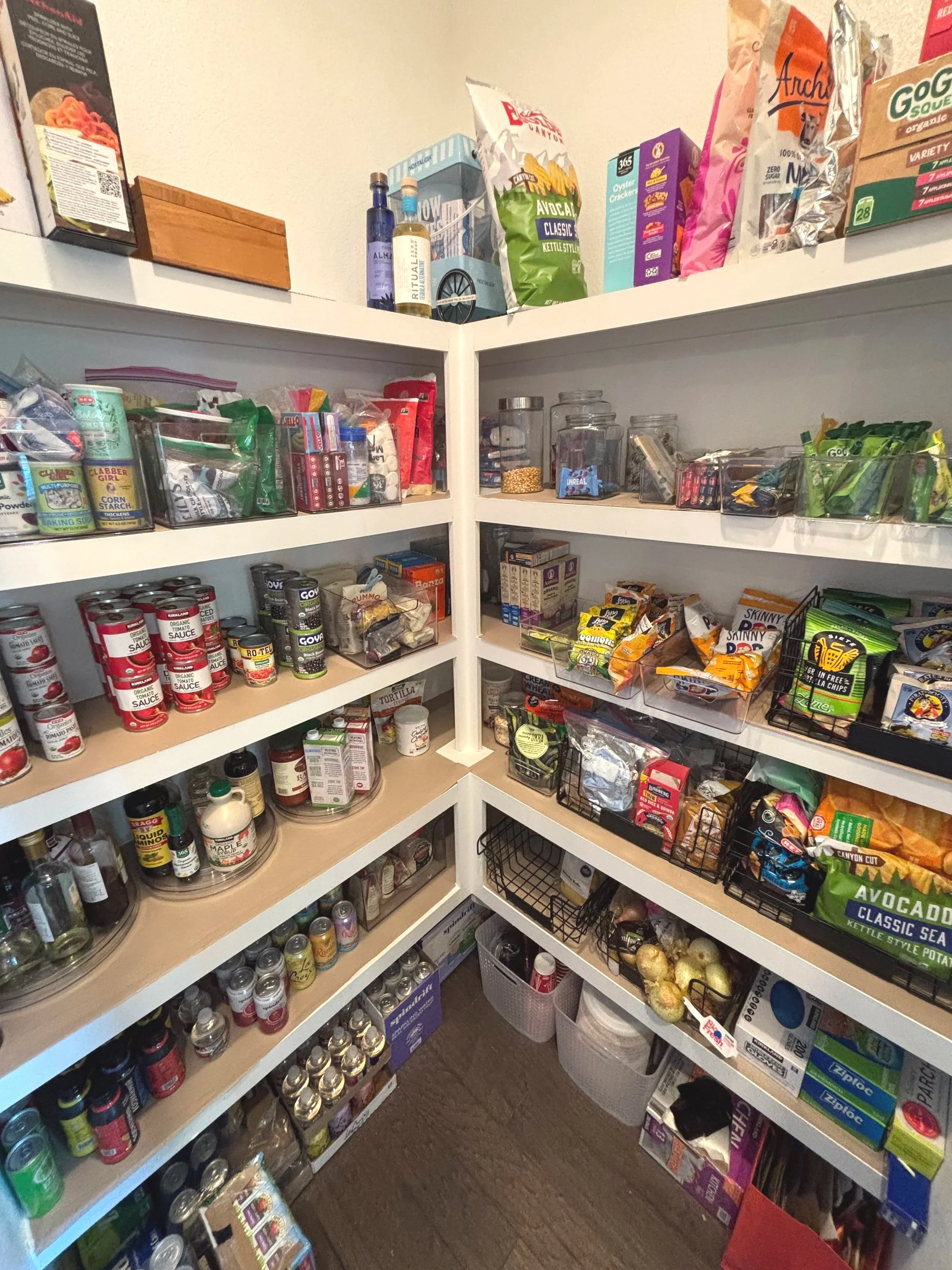 For a large family, the pantry can quickly become overrun. We helped solve that for this family of 8! A well-organized pantry can make a surprisingly big difference in your daily routine. For this Sienna, TX pantry organization project, we decluttere