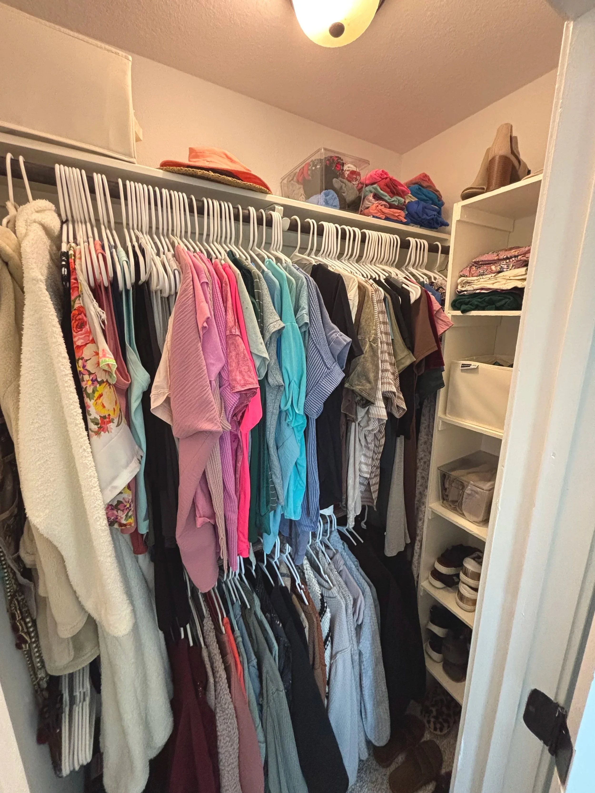 The key to an organized closet starts with decluttering. We sorted through clothing, shoes, and accessories, removed items that were no longer needed, and created functional zones for everything that remained. The result is a closet that is easier to
