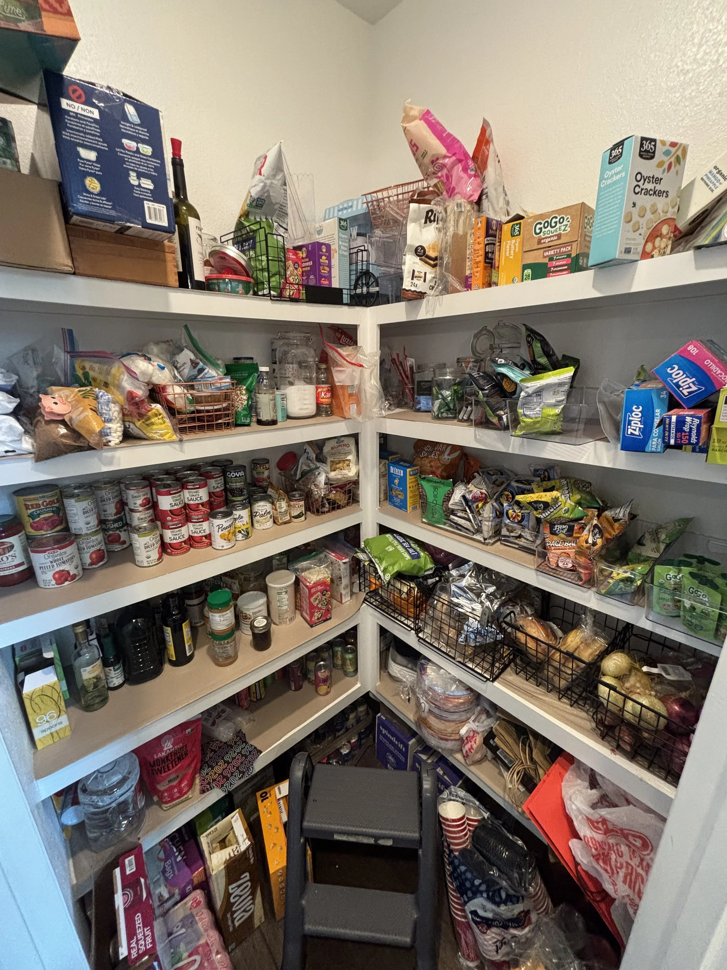 For a large family, the pantry can quickly become overrun. We helped solve that for this family of 8! A well-organized pantry can make a surprisingly big difference in your daily routine. For this Sienna, TX pantry organization project, we decluttere