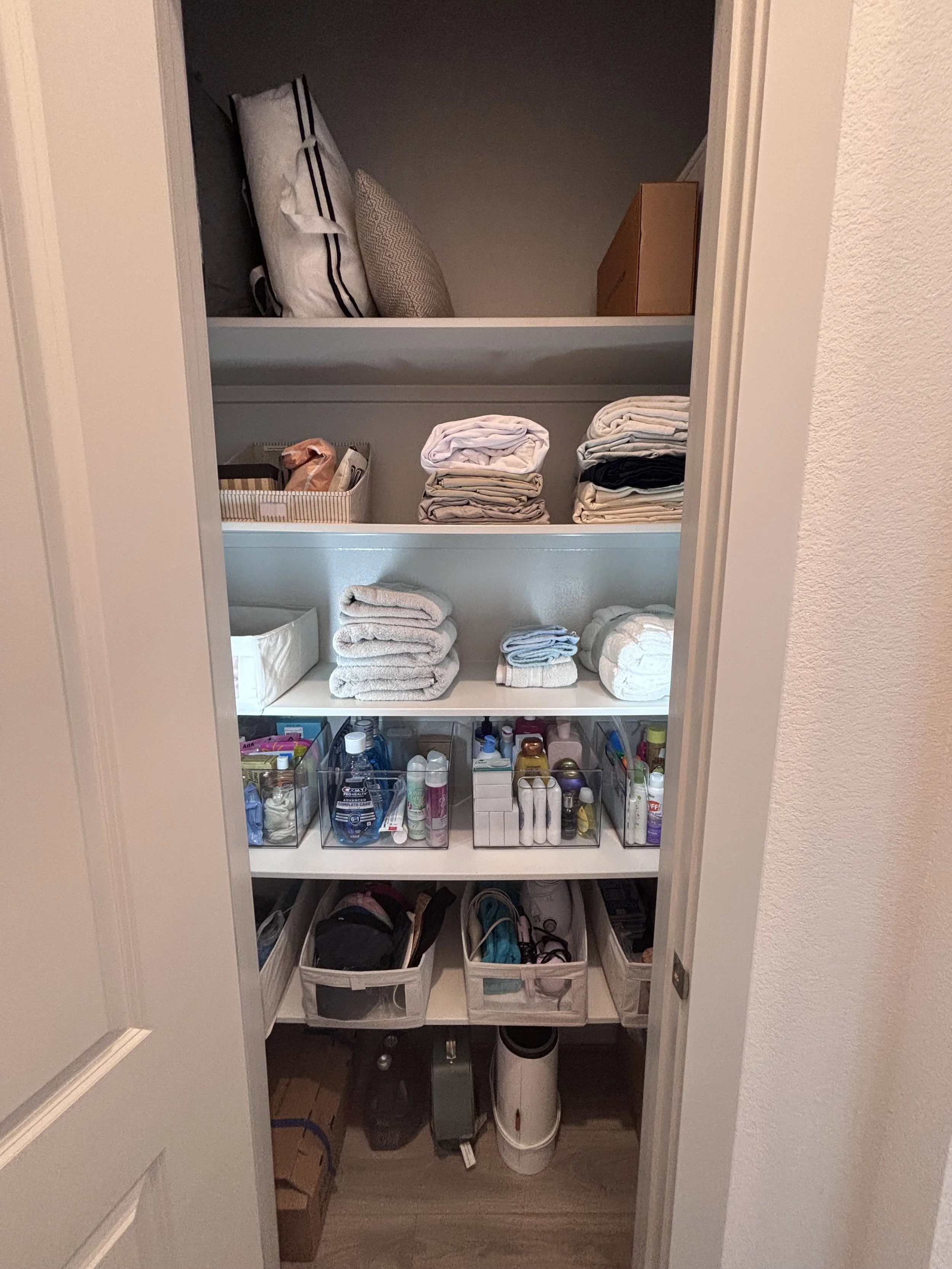 With help from Simply Marvelous Spaces, families in Sienna and Fort Bend County enjoy customized home organization solutions that maximize space, reduce clutter, and restore order after a move. We can create a beautifully organized linen closet with 