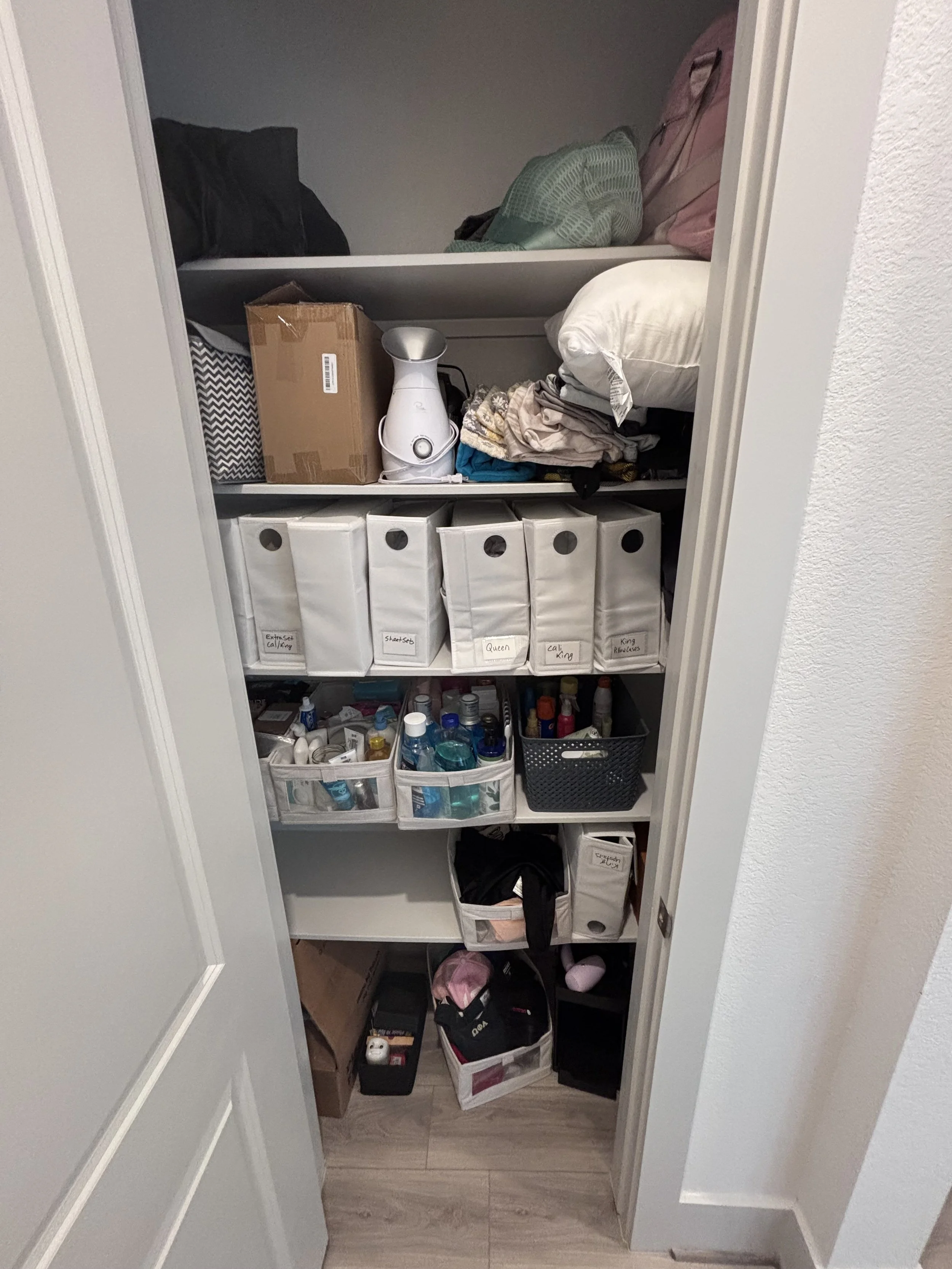 With help from Simply Marvelous Spaces, families in Sienna and Fort Bend County enjoy customized home organization solutions that maximize space, reduce clutter, and restore order after a move. We can create a beautifully organized linen closet with 