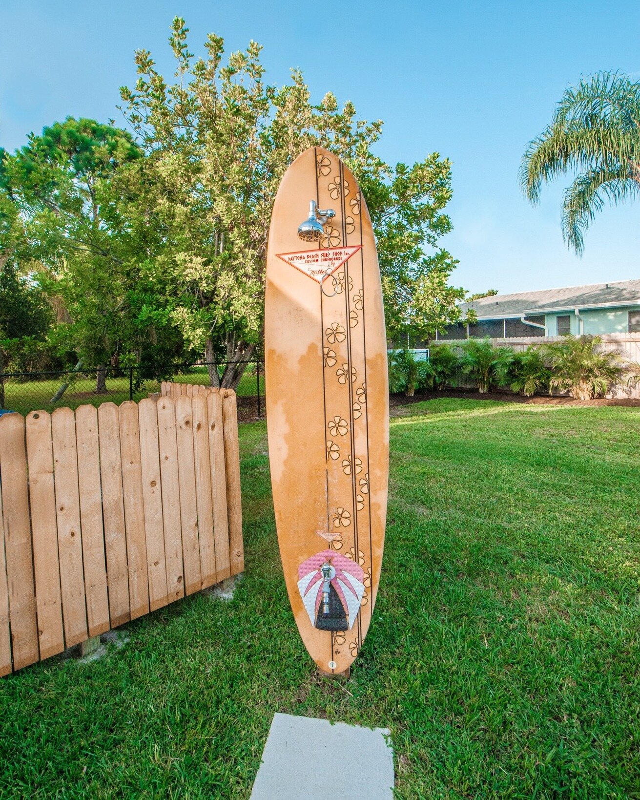 Salty hair, don't care! Wash off that beachy vibe in our surf shower, built just for you! 🌊🚿 

#PinkPineappleCottage #BeachLife #SurfShowerGoals&quot;