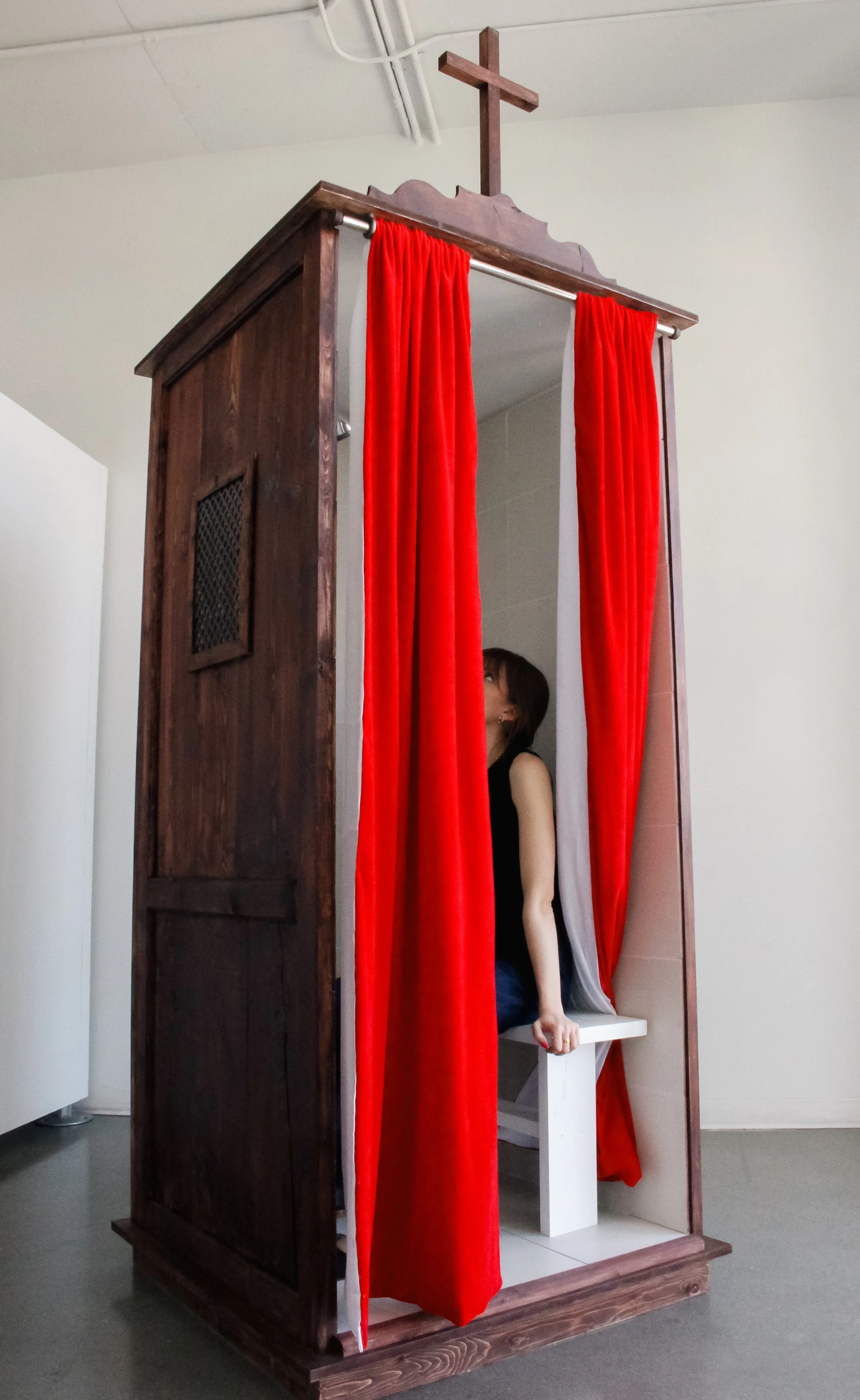 CAROLINAMARTINEZ_RINSEANDREPEAT1_SHOWERCONFESSIONAL.jpg