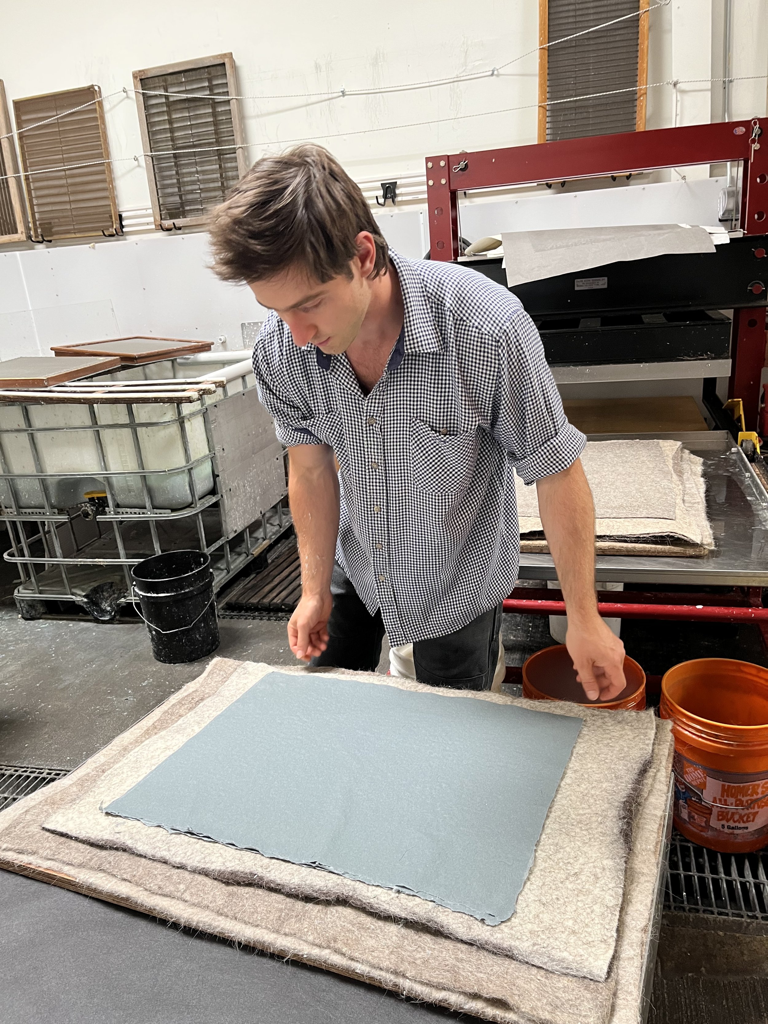 Pressing and separating sheet 