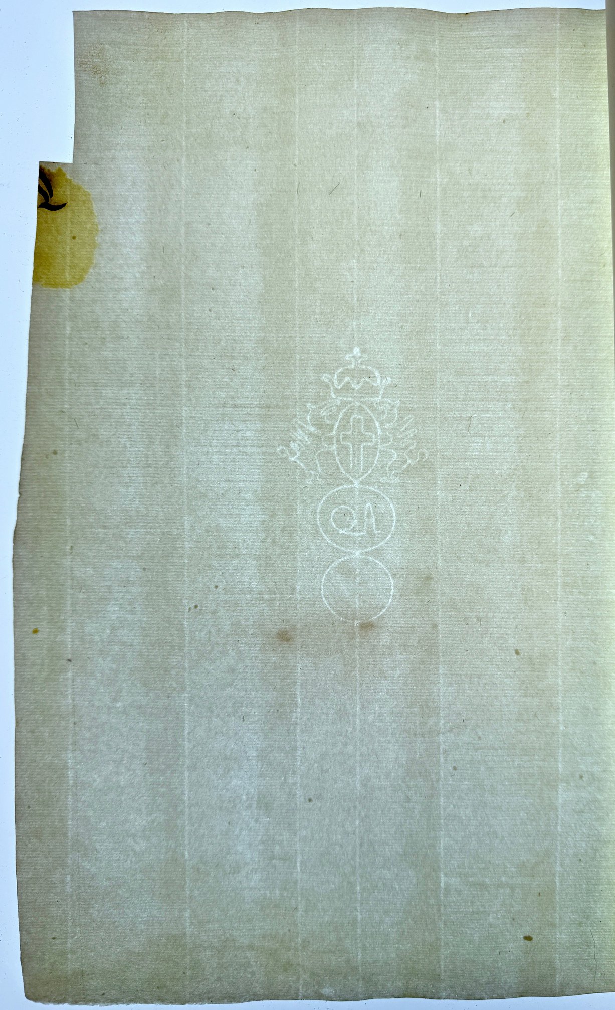 Non-aligned offset ribs due to a laid screen woven on a loom, causing offset shadow lines