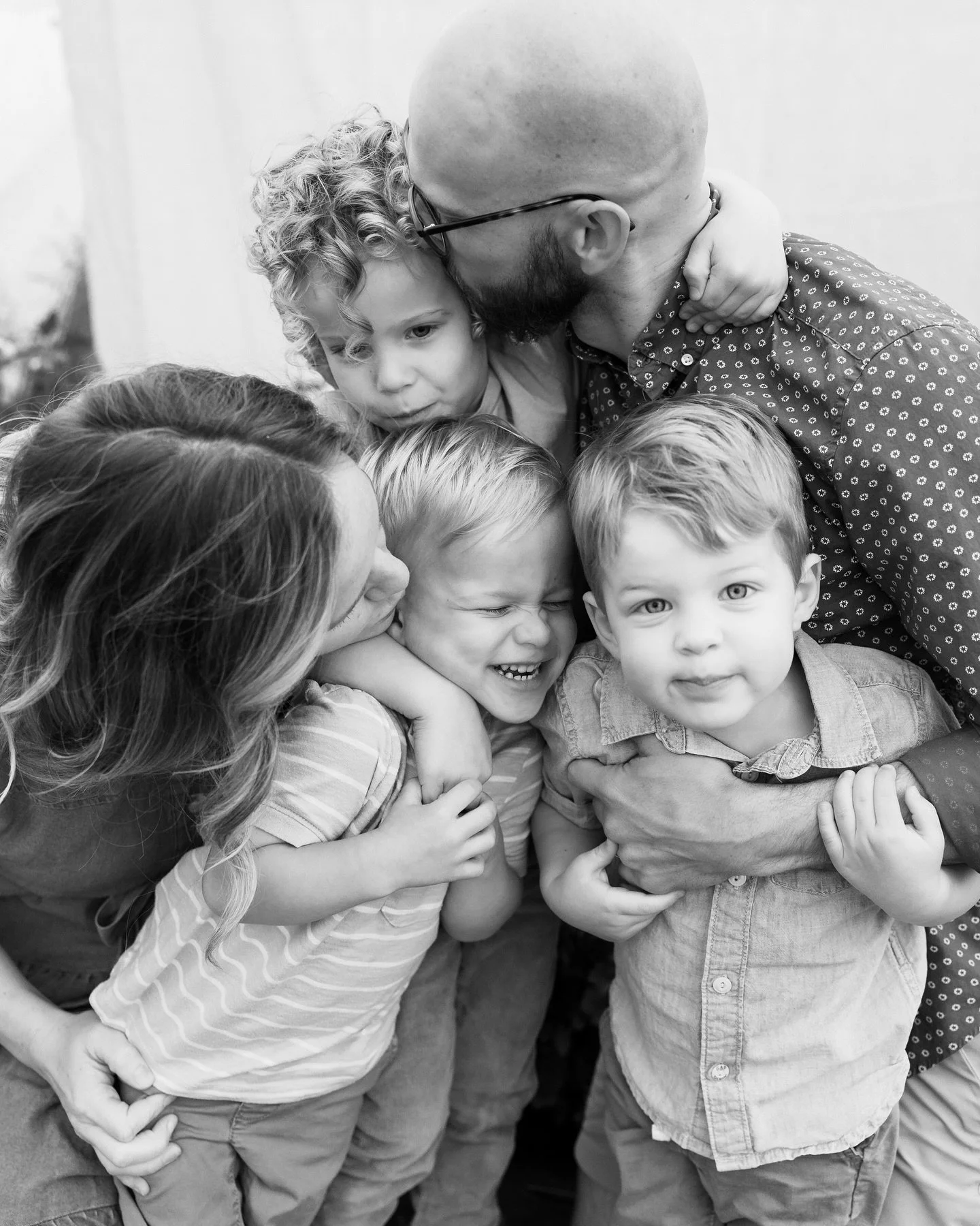 🚨 Hi friends! It&rsquo;s that time again! Fall Family Small sessions are live (with absolutely no warning whatsoever from your fav local anti-social-media photographer pal&hellip; aka me). 

🗓️ Saturday, September 6 

I hope to see you!!! Link in b