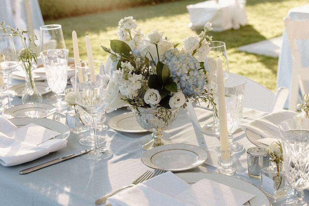 Still thinking about this gorgeous table setting with bud vase escort cards ✨
Planner: @gordonduoweddings 
Photo: @nicolegagnephoto