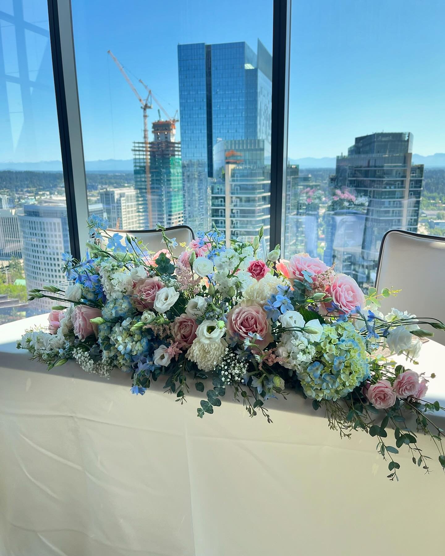 A sweet and simple sweetheart table 💫