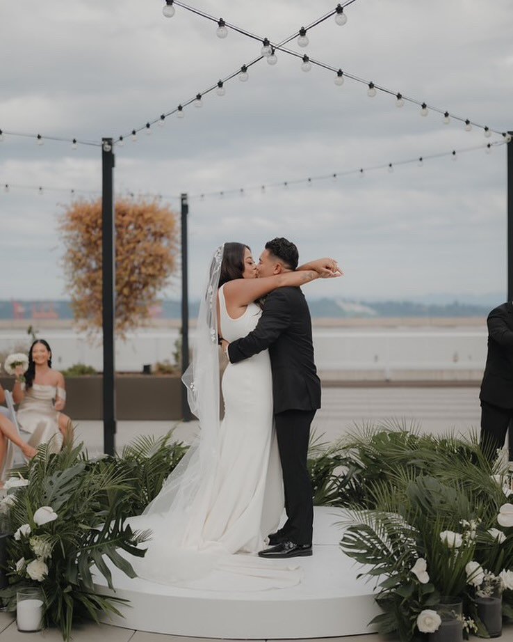 One for the books 🤌🏽 @teena_thach @_legatsby 

Planning / Coordination: @gianevents 
Photography: @paulmaranan_ 
Venue: @marriotttacoma 
Videography: @zuhairfarid 

#seattleweddingflorist #seattleflorist