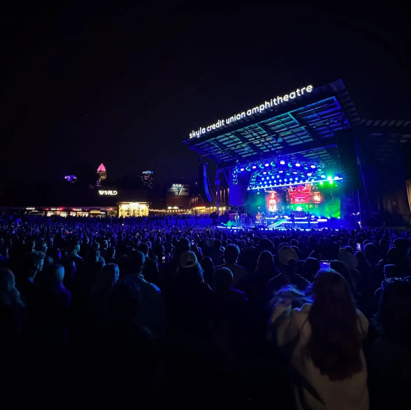 The recipe for a perfect night at @skylacuamp: fall temps, low humidity, a slight breeze and @jonpardi with friends. 🍂🍁🍂

Thanks to @colleen_brannan for the VIP treatment at the sold-out show!