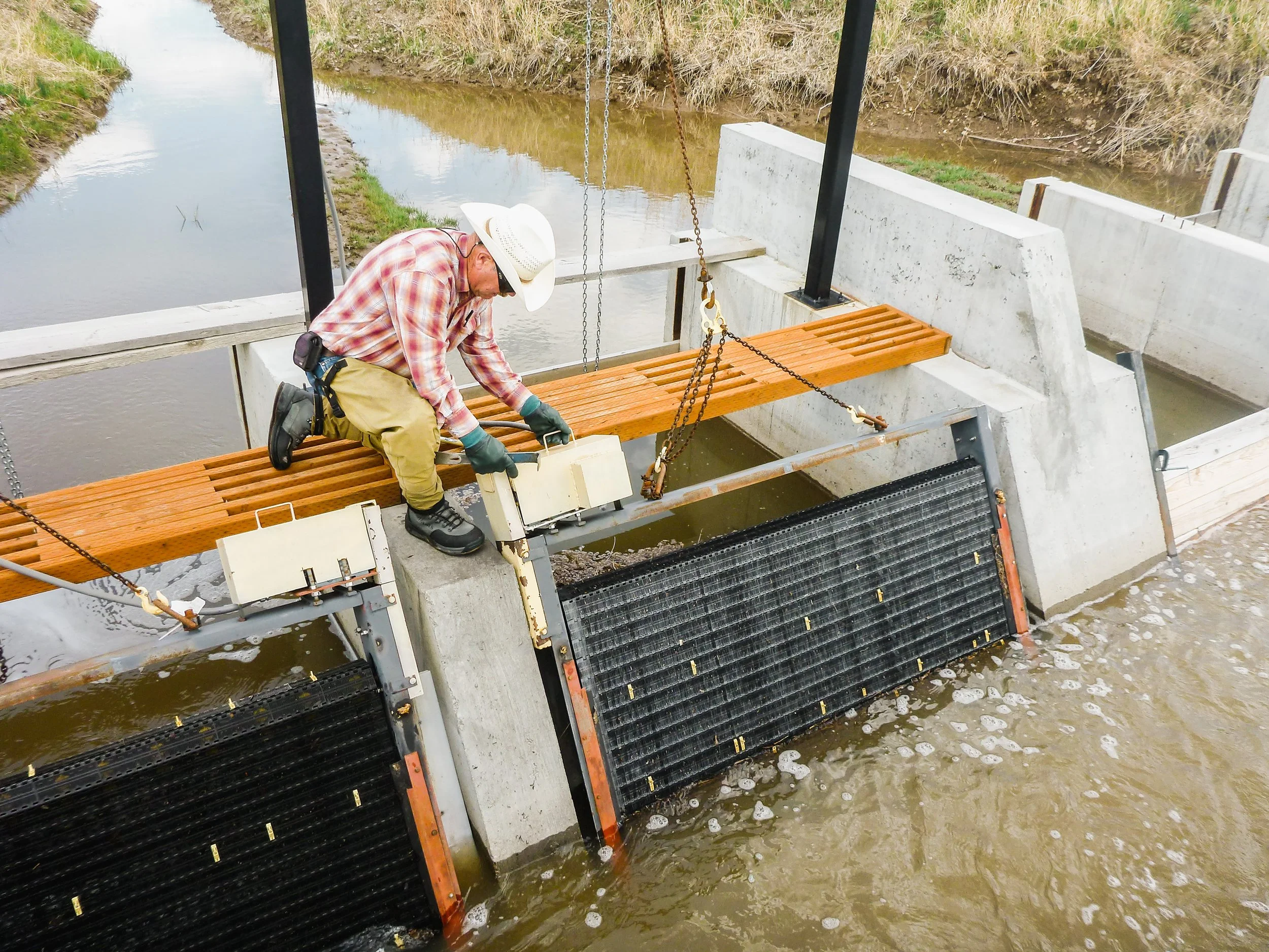 Bob working on Timber Cr screens.JPG