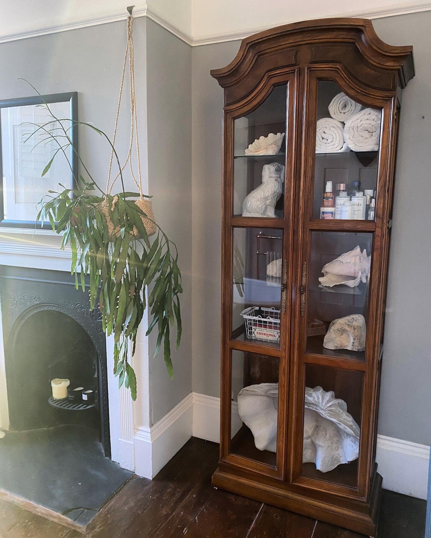 🐚 🗿🧻

Finally got the cabinet in the bathroom! Filled with jeremys archaeological finds (rocks) and smellys 🧼 on the lookout for some old apothecary jars to hide our cotton buds and Johnny&rsquo;s! 😂👩&zwj;🔬 
 
.
.
.
.
.
.
#interiorlovers #tops