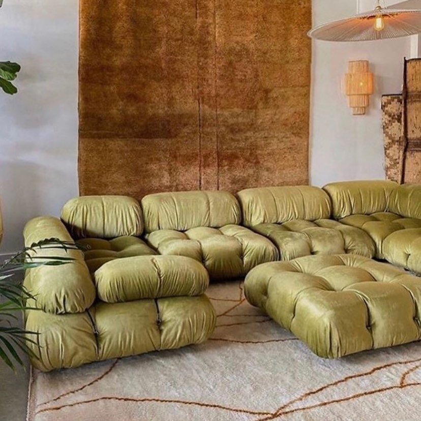 Bellini 🍸 

I deffo have a thing for ugly sofas. the Mario Bellini Camaleonda and the scarpa soriana are next on my wish list, love how they look surrounded by original features. Brb, just donating a kidney 💴 🛋 
 
.
.
.
.
.
.
#interiorlovers #tops