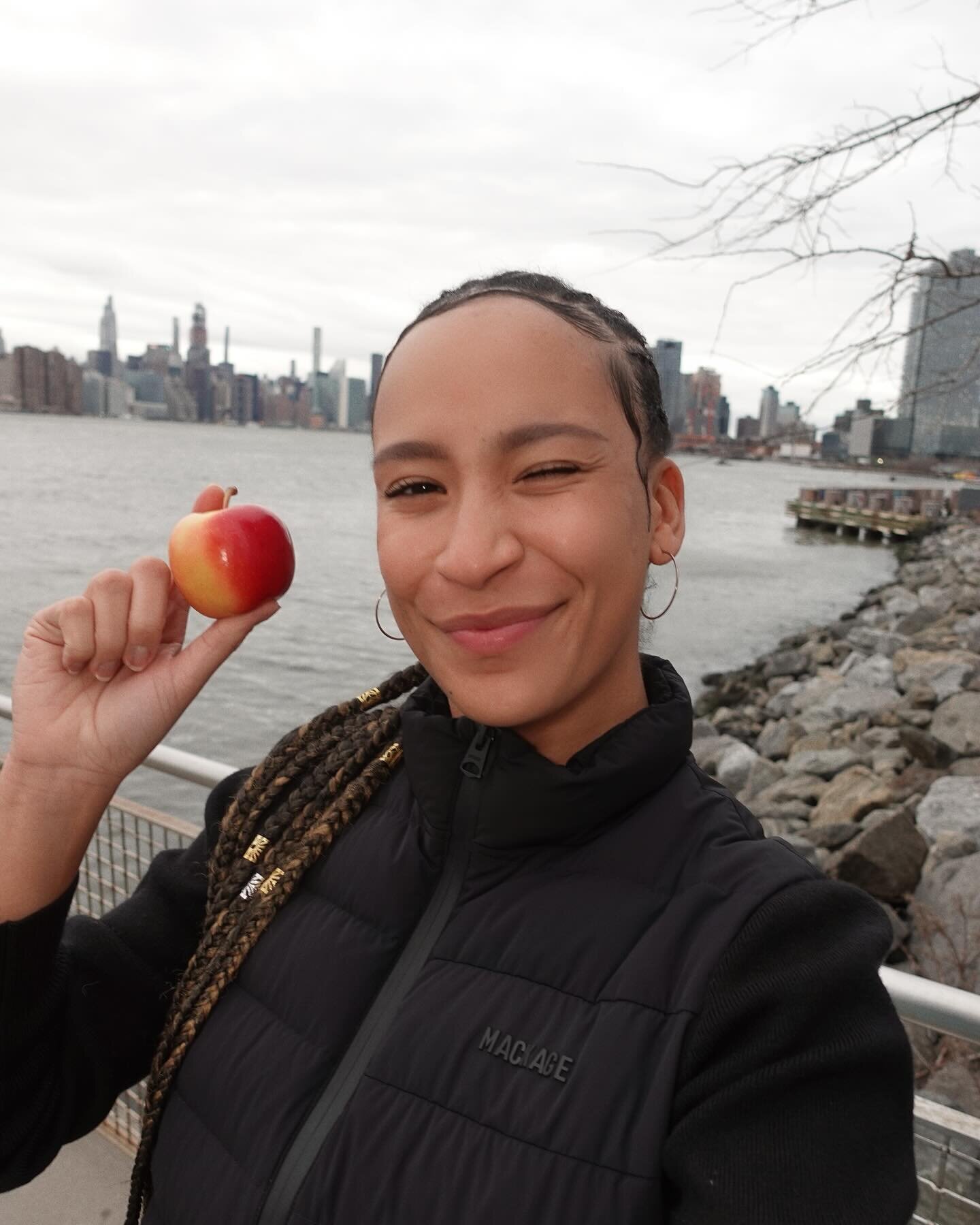 Come with me for a busy day on campus 🍎 
1. Snacking on a @rockitappleusa (look how cute and small it is!) while I commute from Brooklyn to campus (it takes an hour 🫠)
2. Our beautiful campus 🫶🏽
3. Working in between class (&amp; eating another @