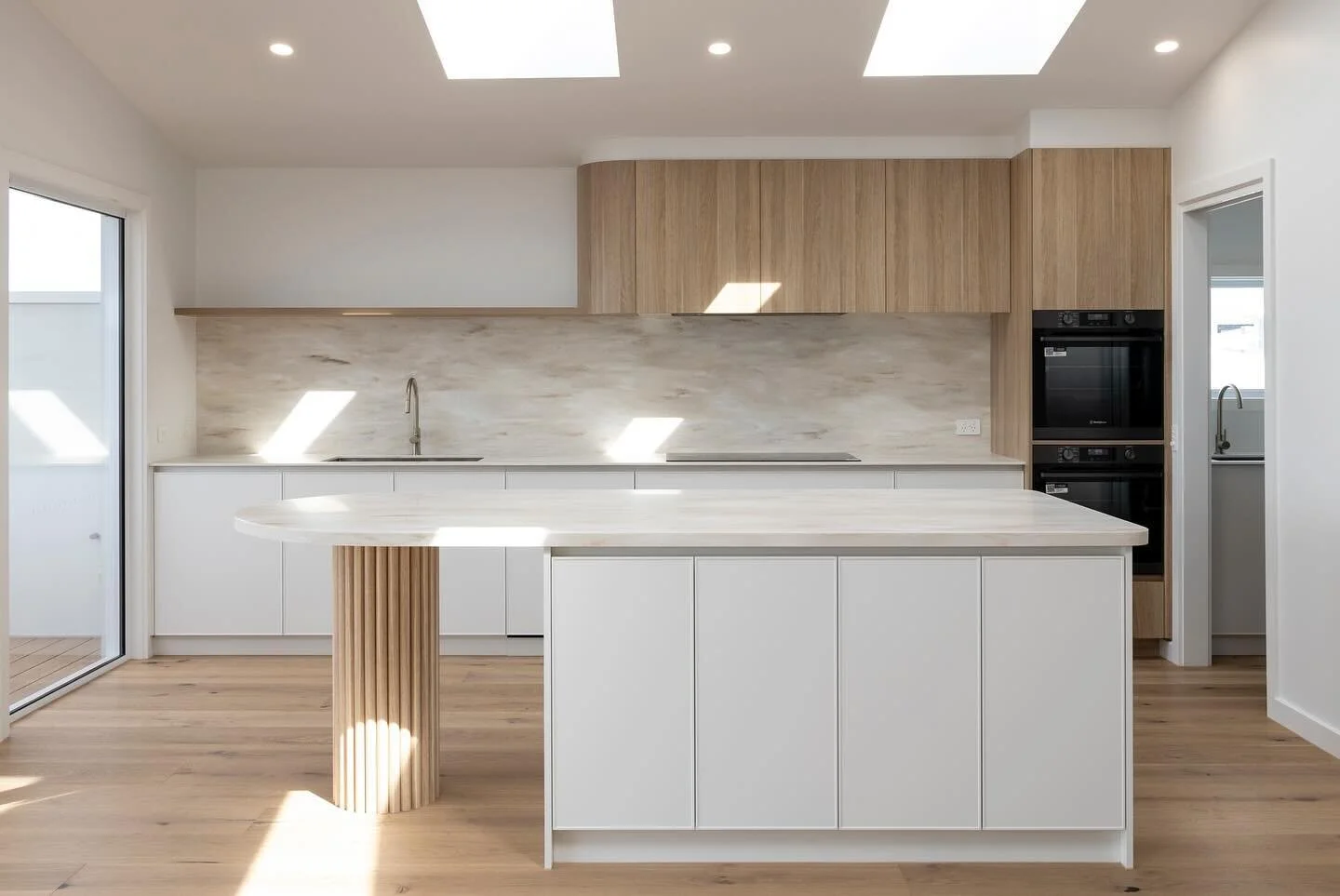 We are absolutely loving this project by @eccles_homes and @coastal_joinery ☀️

Kitchen benchtop, curved island and splashback in Corian Witch Hazel - an elegant shade with its blend of neutral toned veins radiates warmth and light throughout the spa