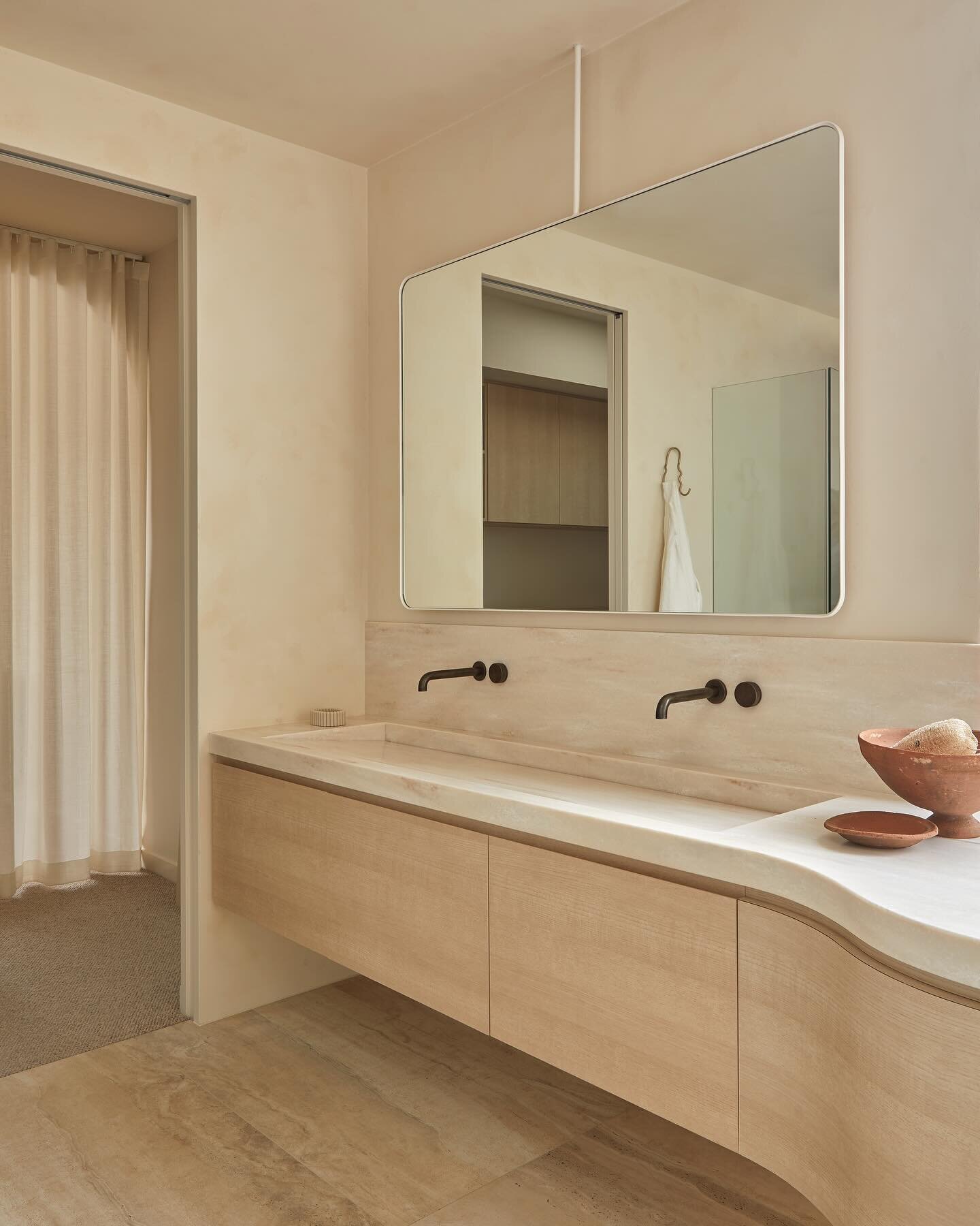 This bathroom deserves a post of its own ✨

Introducing the &lsquo;La Casa Curvil&iacute;nea&rsquo; ensuite by the @dohertybuildinggroup, adorned with Corian Witch Hazel Benchtops and splashback, perfectly complementing the smooth curves of @sclkgeel