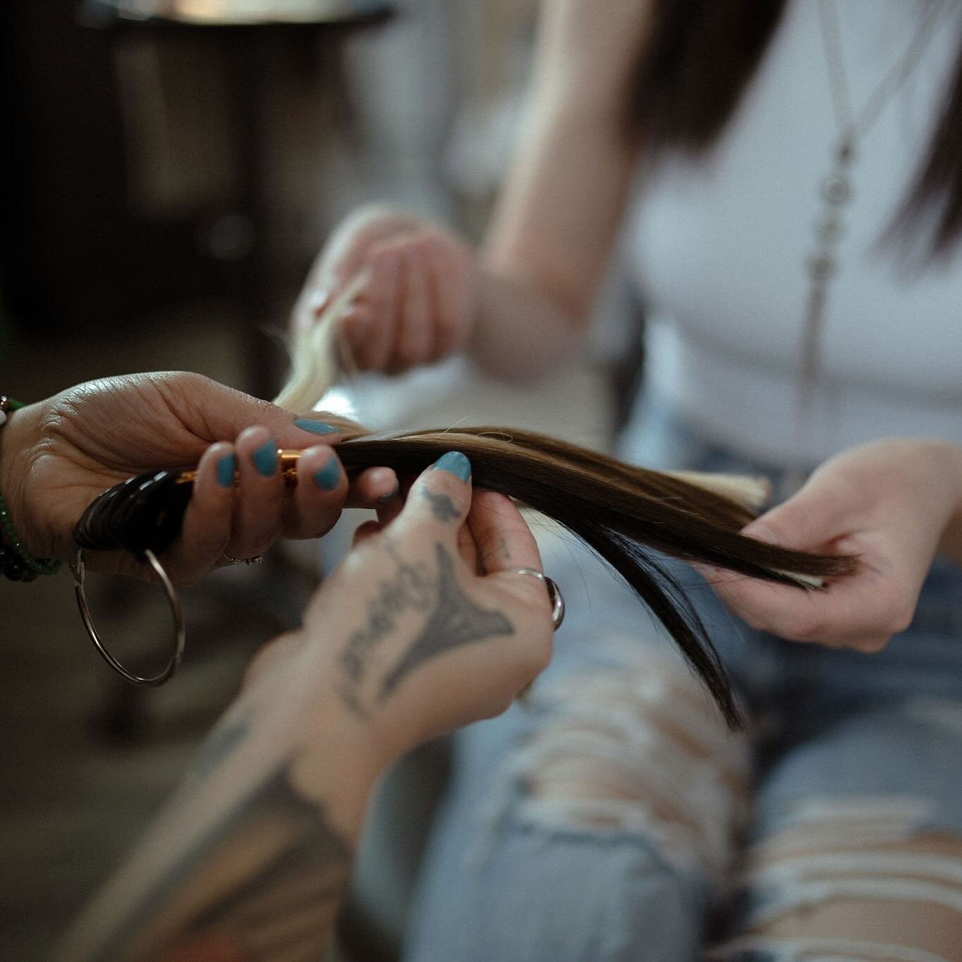 The extension and topper hair I use is 100% human hair, this means ⁠&hellip; 👀 
⁠
That it reacts as all natural hair would⁠
⁠
If you color it, it will fade⁠
If you wash daily, it will dry out ⁠
If you don&rsquo;t use heat protectant, it will eventua