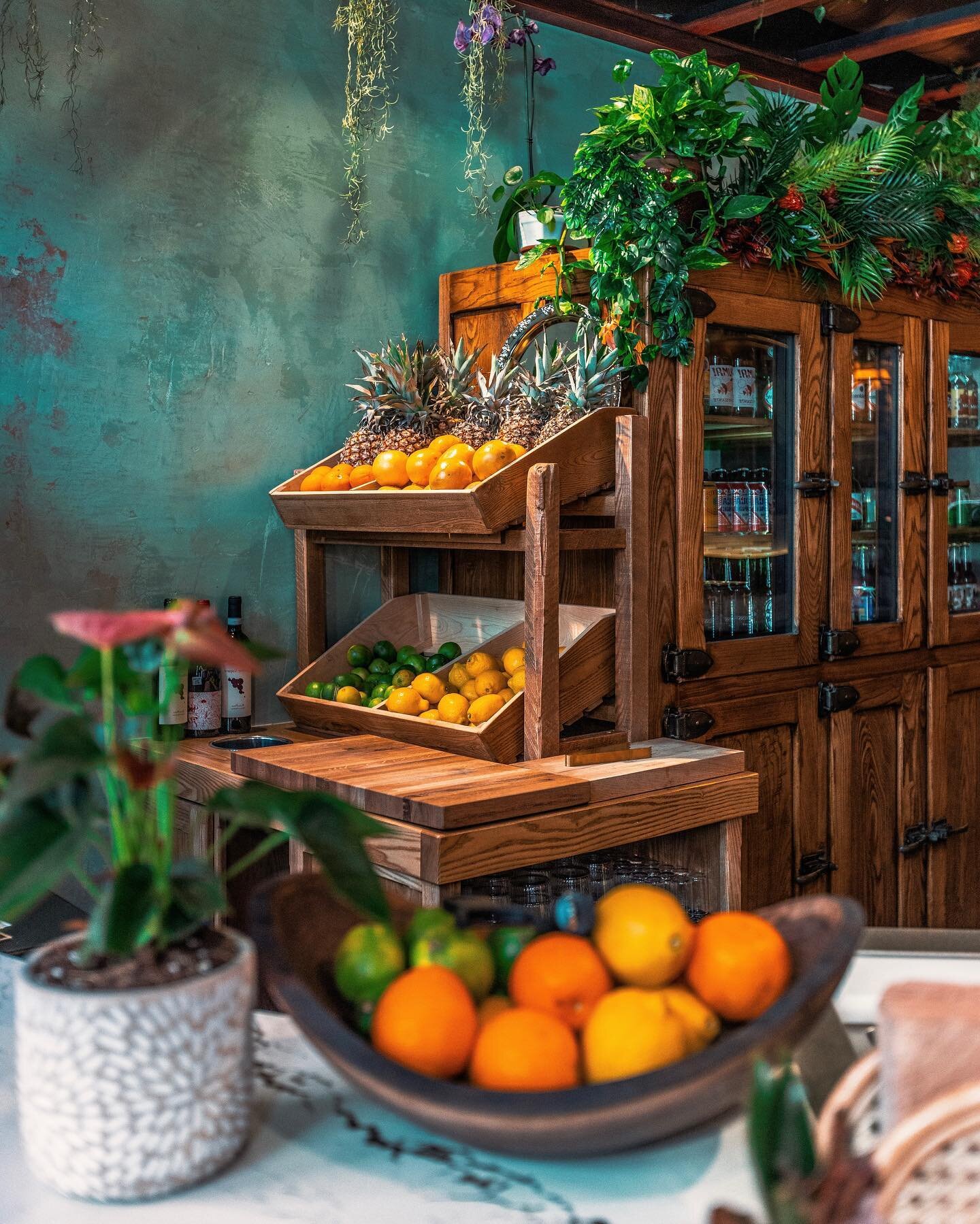 All about that fresh fruit&hellip;
.
#papiportland #puertorico #papi #puertoricanbar #puertoricanfood #bori #freshfruit #icebox #bardesign #bardecor #vintagefridge #fruitstand #fruit #oldport #portlandmaine
.
📸 @artisanagenda