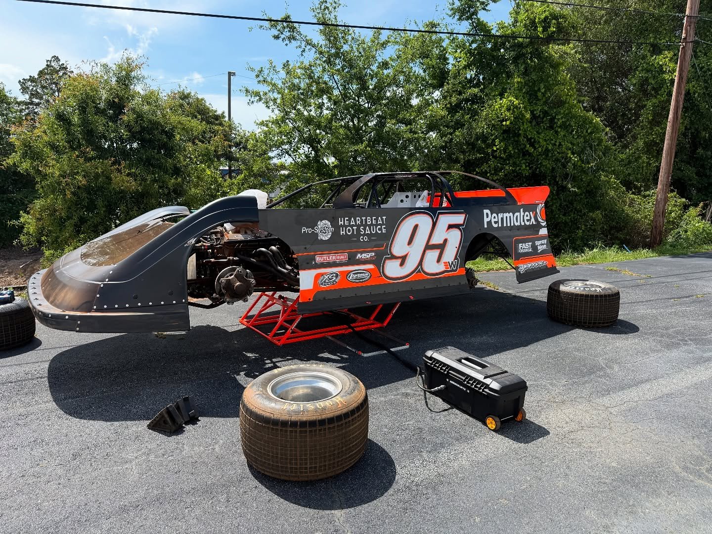 First day of summer🔥 really appreciating our lift from @hubbco_lifts on wash day🏁

#racing #dirtracing #dirtlatemodel #motorsports #motorsport #racecar #summer