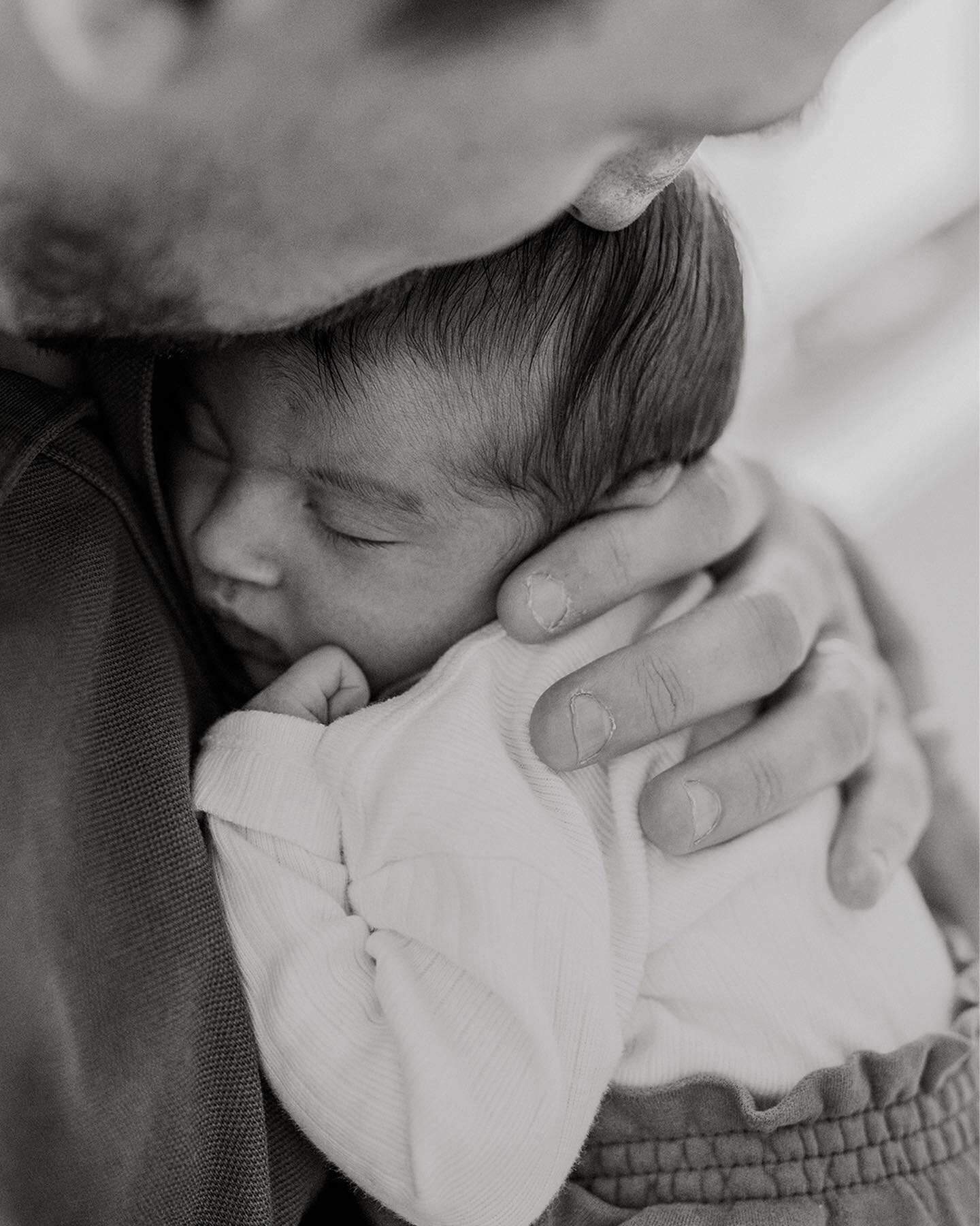 Those first few weeks of bringing bub home is such a magical time.  So immersed in love, so captivated by this tiny person and learning the rhythm of your days. A love bubble truly like no other. 
A time you won&rsquo;t want to miss documenting. 🍃