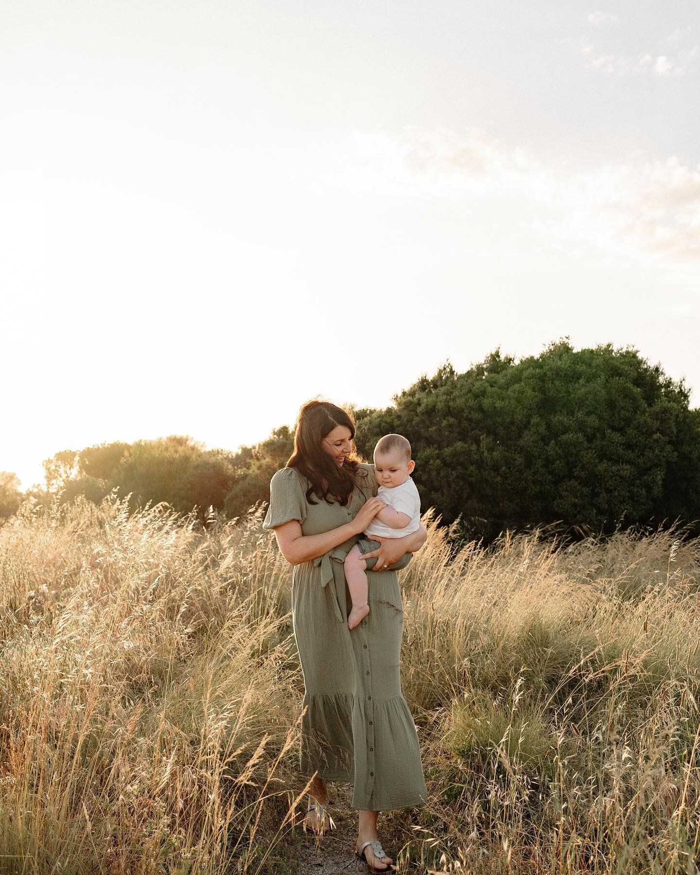 It&rsquo;s not uncommon to be asked if we can do an earlier session time, but this right here, this dreamy soft light, is the reason why golden hour is a photographer&rsquo;s favourite time of day. ✨