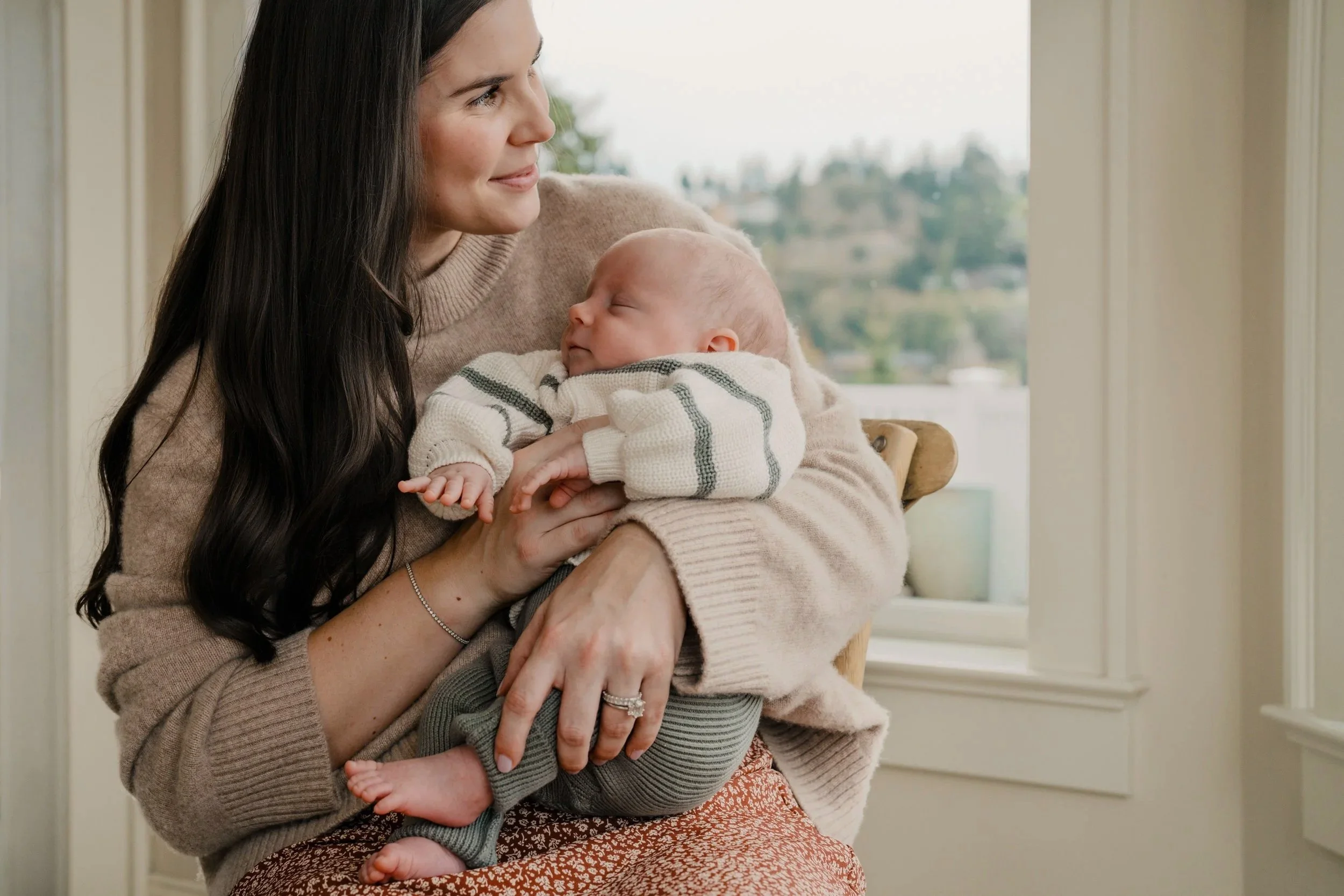 Choosing Between Studio and Home Photos for Newborns