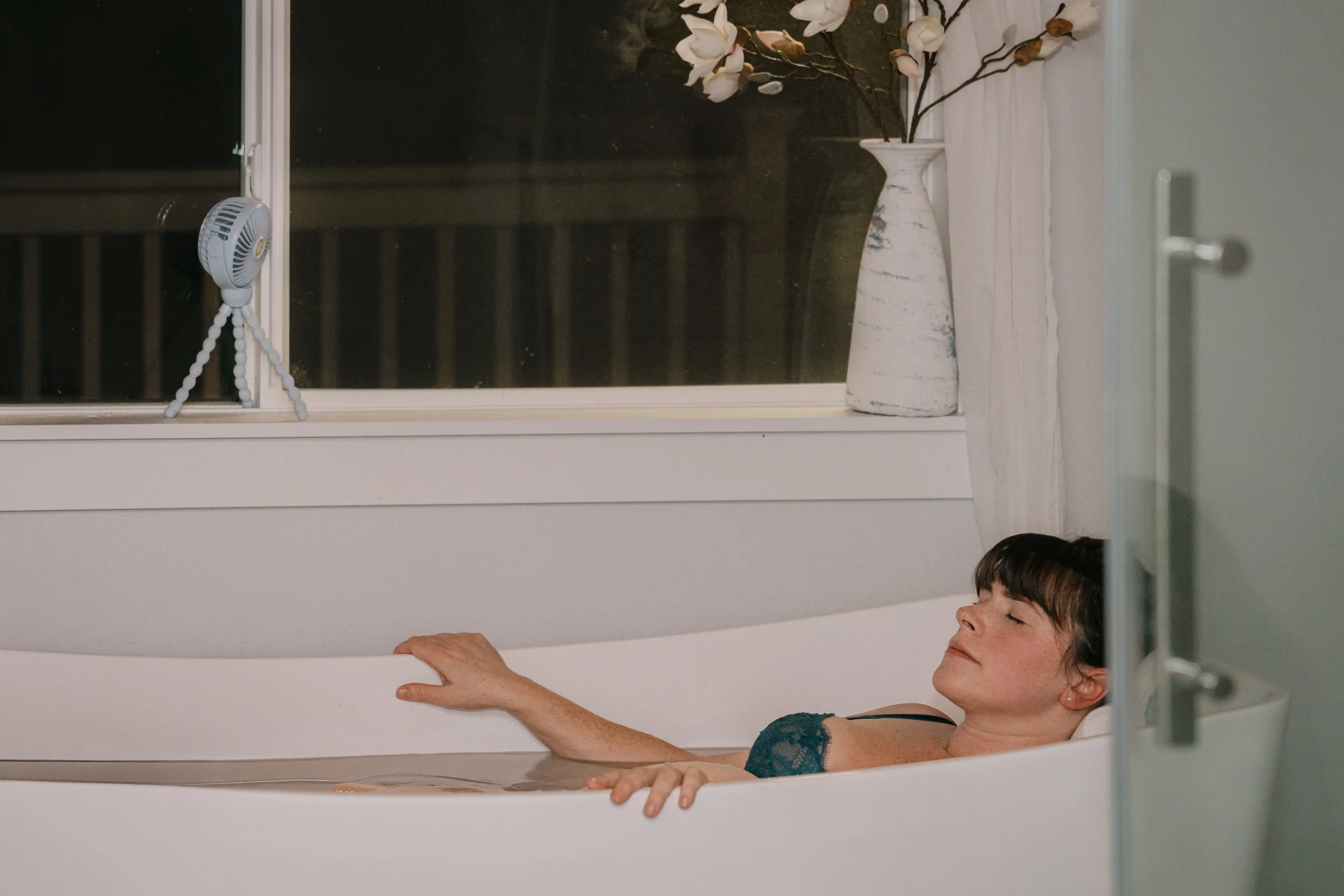 low-light-birth-photography-olympia-wa-birthing-tub