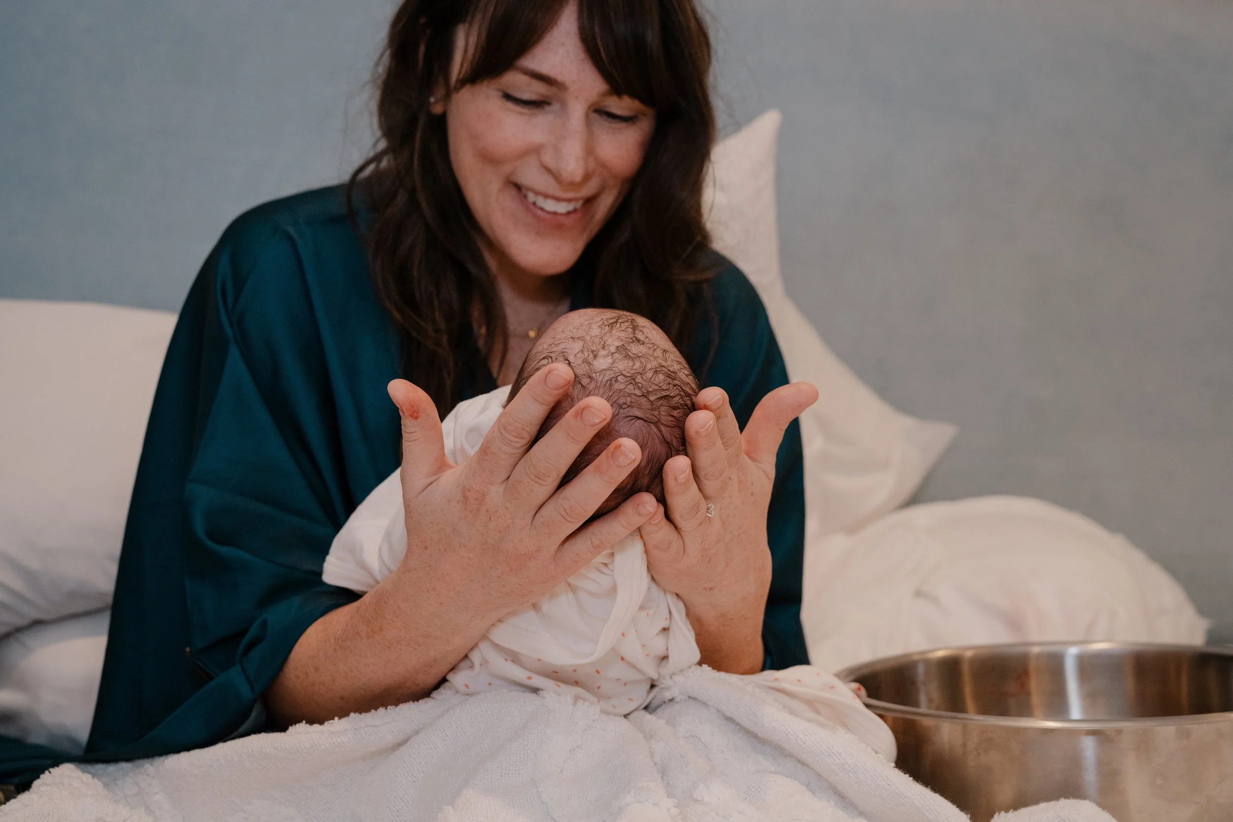 home-birth-photography-tacoma-wa-mother-holding-newborn