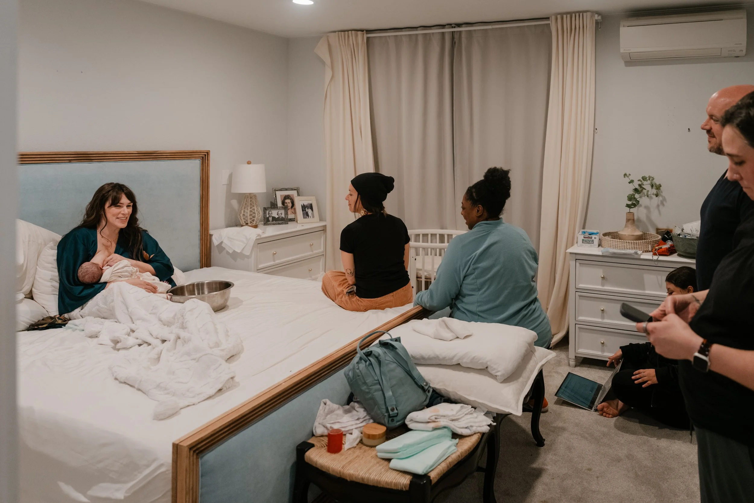 birth-photographer-capturing-labor-support-team-olympia