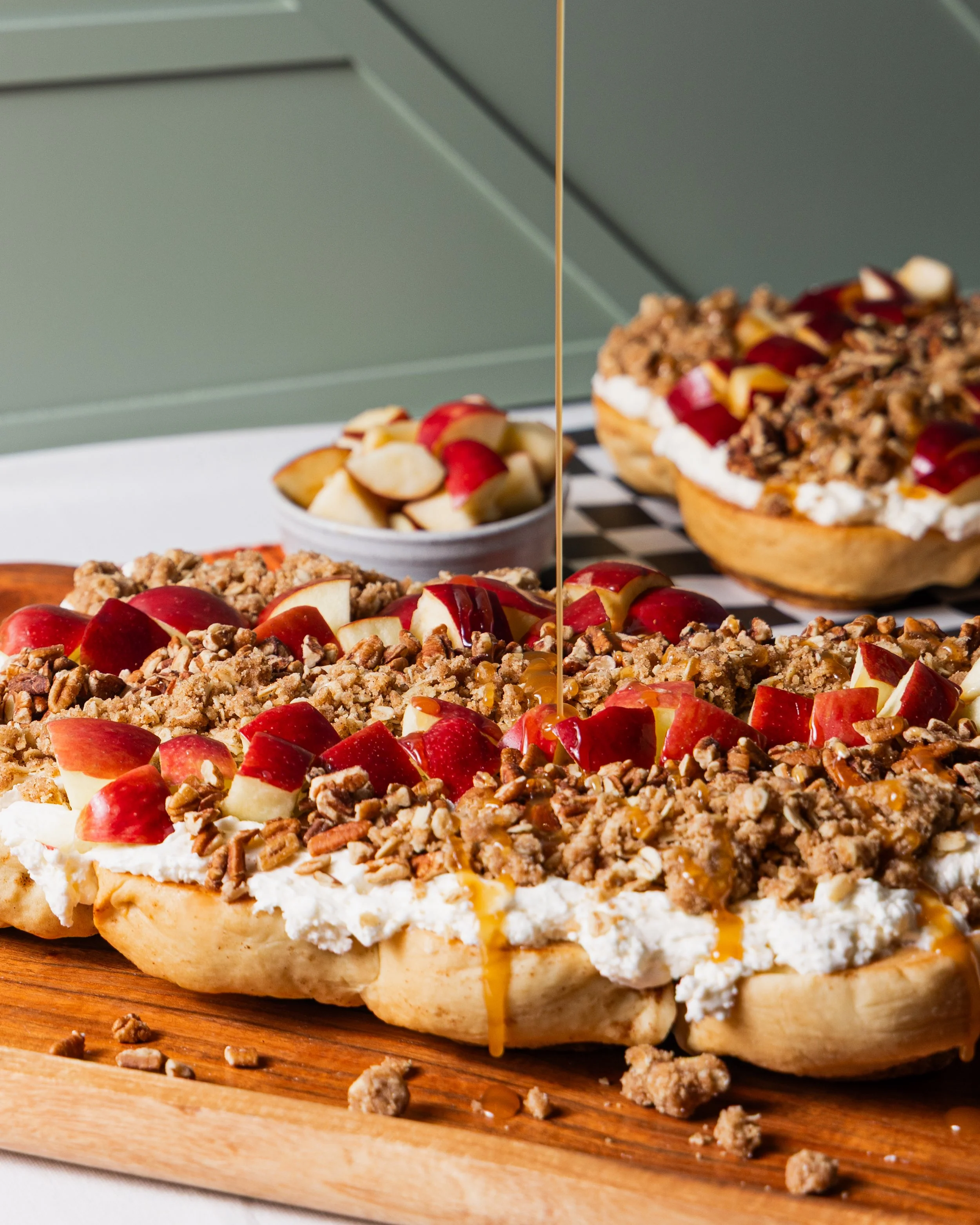 August 2026_Cinnaholic_Caramel Apple Pie Cinnacake_Action_06.jpg