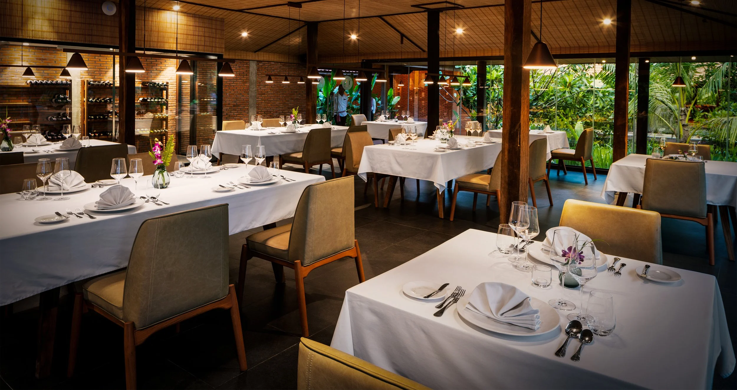Restaurant UN.jpg