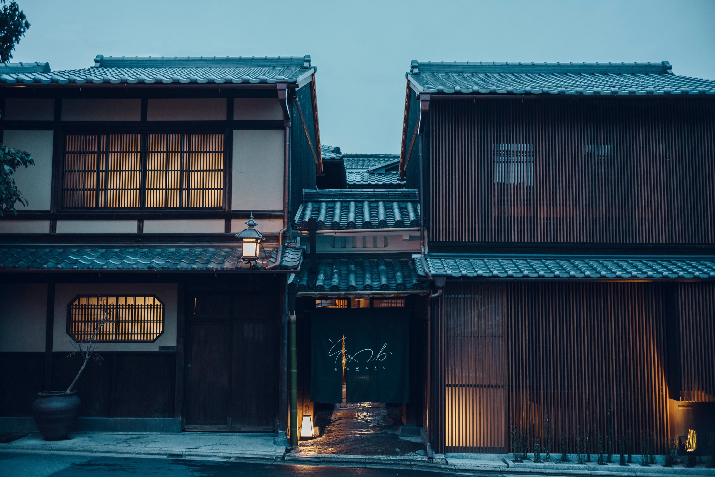 Entrance_night.jpg
