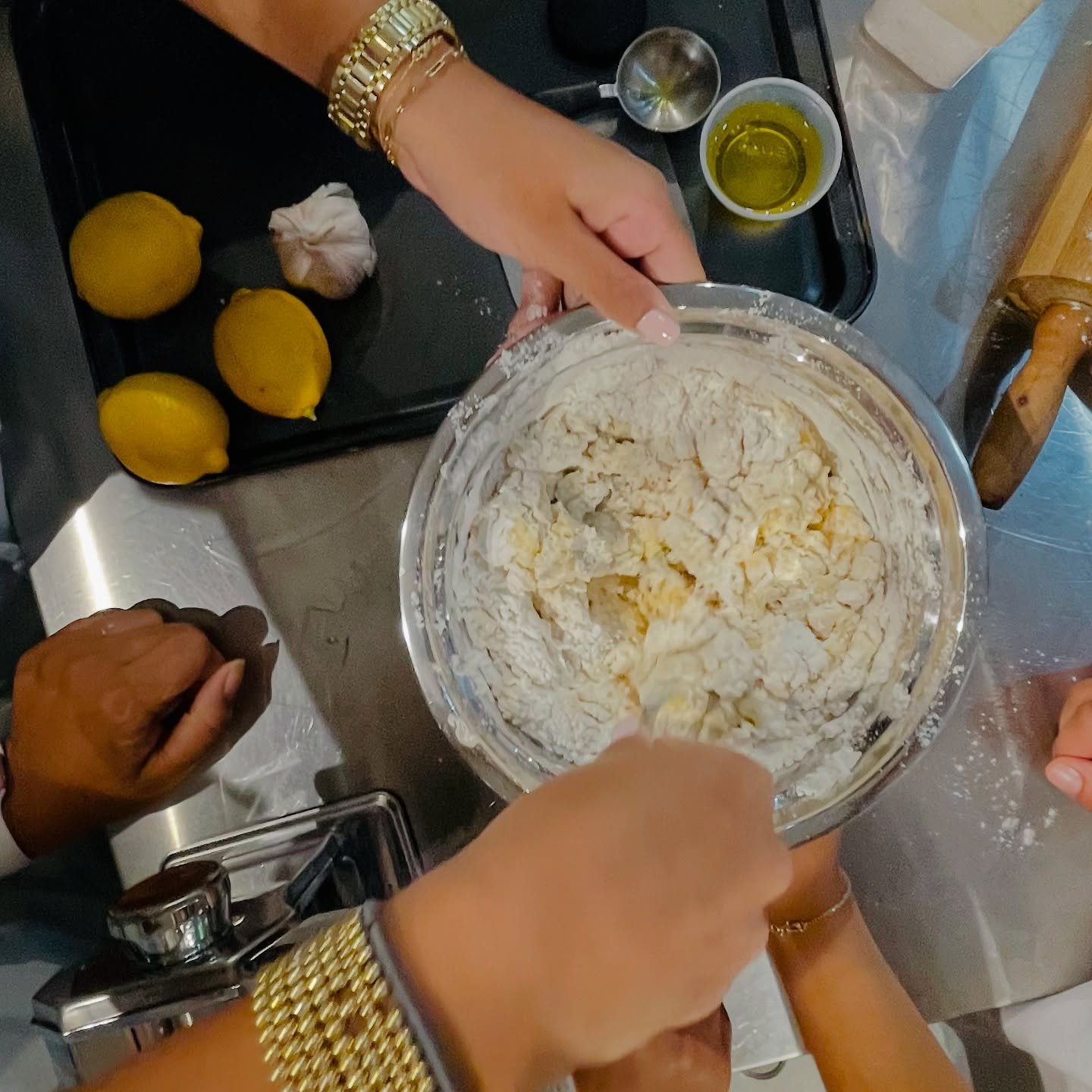 Hands-on and having fun! ✋✨ Cooking is the perfect way for teens to hone their fine motor skills while creating delicious dishes. From chopping veggies to kneading dough, every step is a chance to improve coordination and precision! 🍽️💪 #LAtelierHa