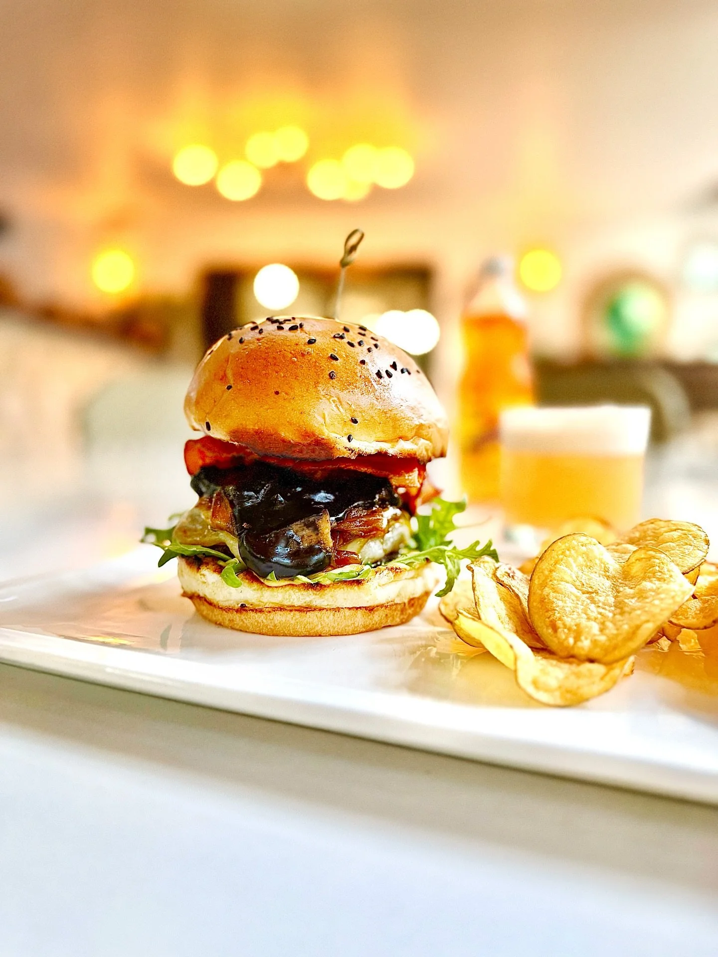 Haiti Bites pr&eacute;sente Le Golden Child arriv&eacute; pour briller au Burger Week !
Un burger juteux, fondant, rac&eacute; &mdash; avec son a&iuml;oli au djondjon, son bacon croustillant, ses oignons et champignons caram&eacute;lis&eacute;s, son 