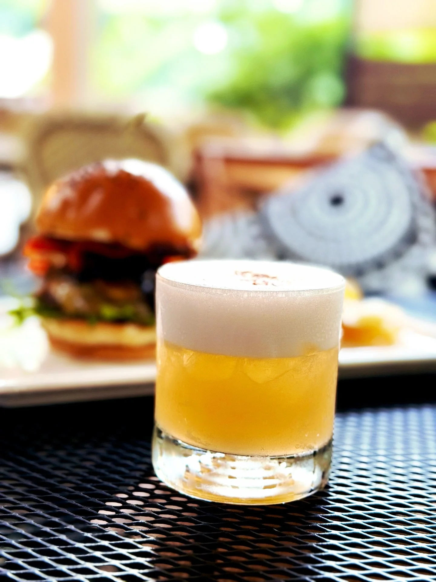 Le Couronne Sour &ndash; un hommage effervescent &agrave; nos racines.
Ce cocktail audacieux revisite un classique carib&eacute;en avec du rhum blanc, du jus de citron vert frais et une touche p&eacute;tillante de Cola Couronne, l&rsquo;ic&ocirc;ne s