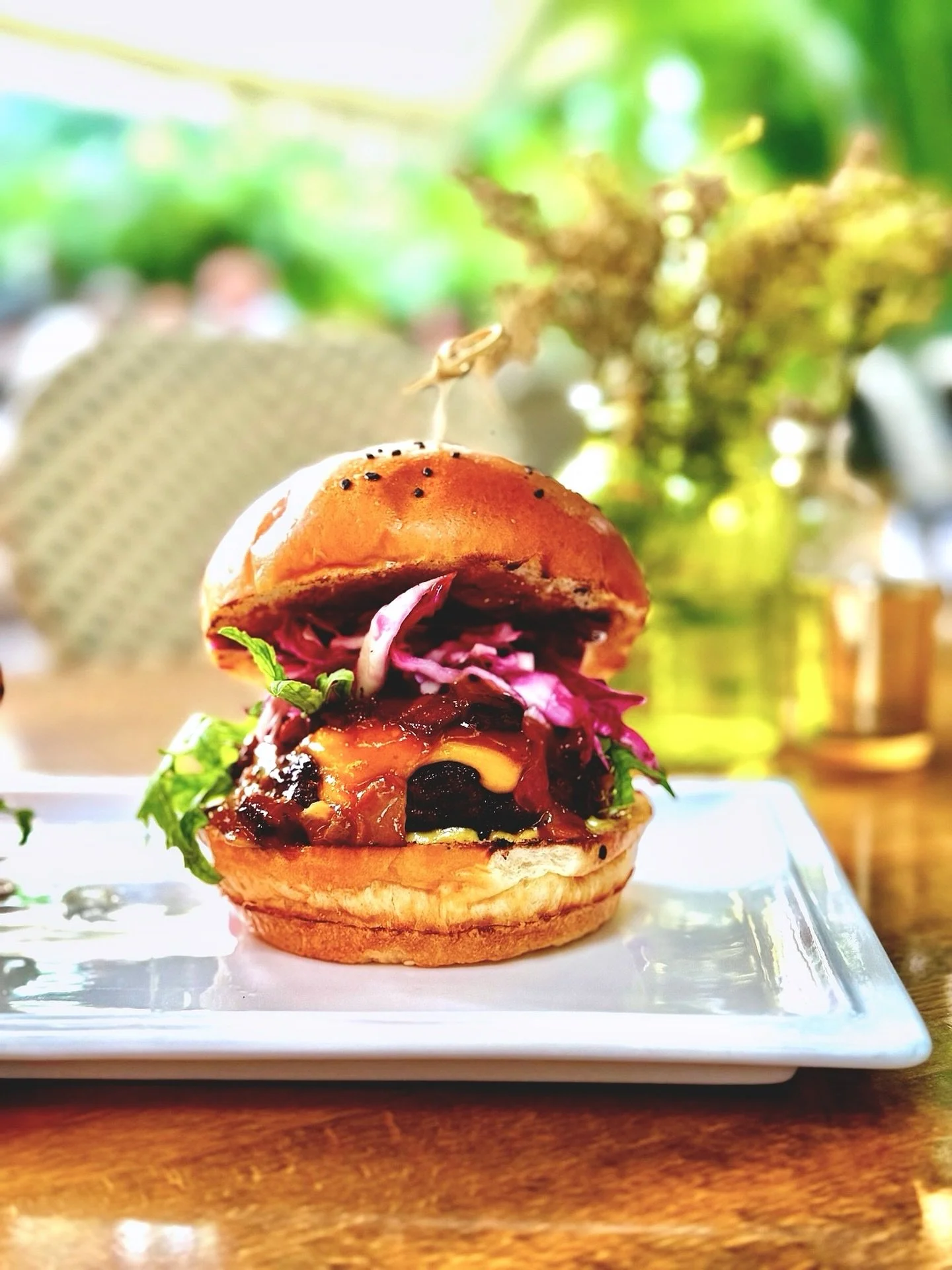 HAITI BITES PR&Eacute;SENTE THE JERK BURGER.

Une explosion de saveurs carib&eacute;ennes dans un bun brioch&eacute;. Ce burger met en vedette un patty juteux de b&oelig;uf grill&eacute;, couronn&eacute; de cheddar fum&eacute;, g&eacute;n&eacute;reus