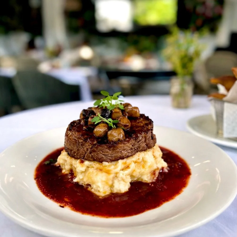 Filet mignon, pur&eacute;e, champignons, poireaux brais&eacute;s.
Le genre d&rsquo;assiette qui appelle un verre&hellip; puis un autre.

#HaitiBites #LeBistro #SteakLovers