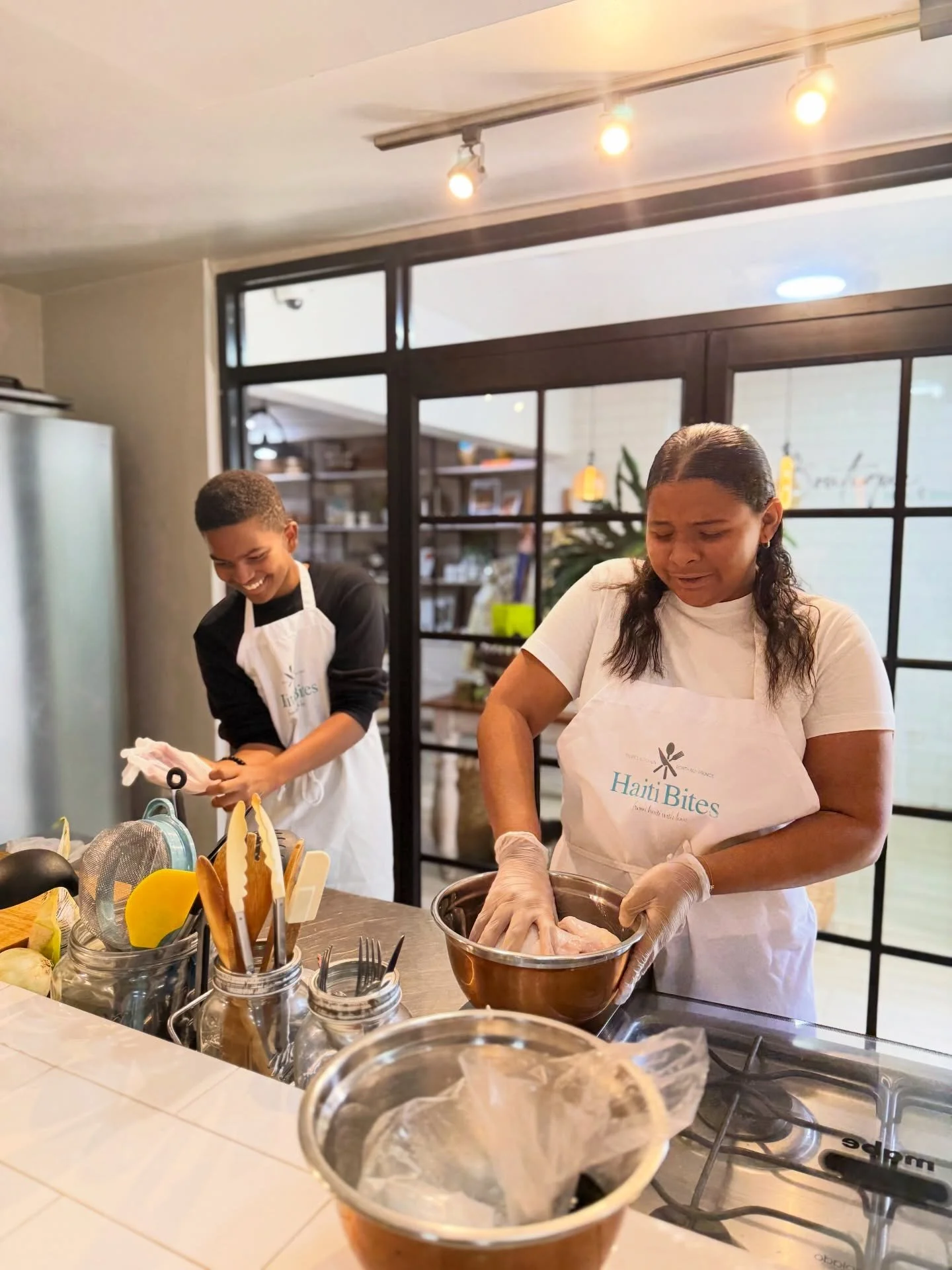 FLAVOR &amp; DISCOVERY

Day 1 was all about flavor.

Each team created their own seasoning, learning how simple ingredients can transform a dish in completely different ways.
From &eacute;pis to roasted chicken, rice, and beans: they cooked, tasted, 